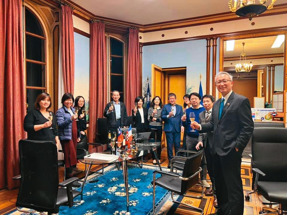 法國史上首次上下議會皆通過挺台法案，吳志中（右1）與駐法國代表處同仁一同慶祝。（翻攝吳志中臉書）