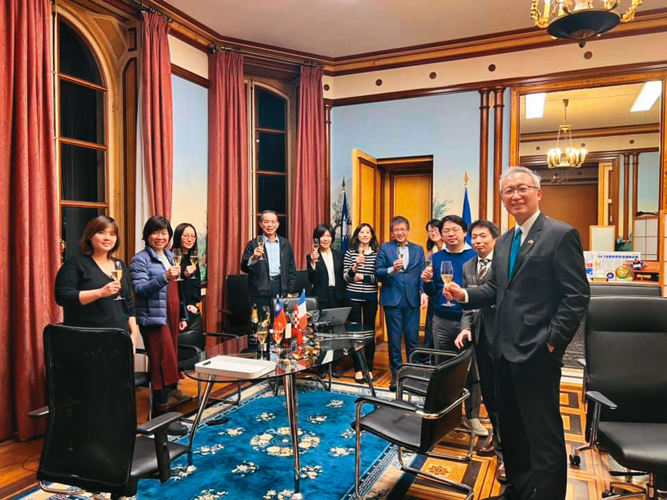 法國史上首次上下議會皆通過挺台法案，吳志中（右1）與駐法國代表處同仁一同慶祝。（翻攝吳志中臉書）