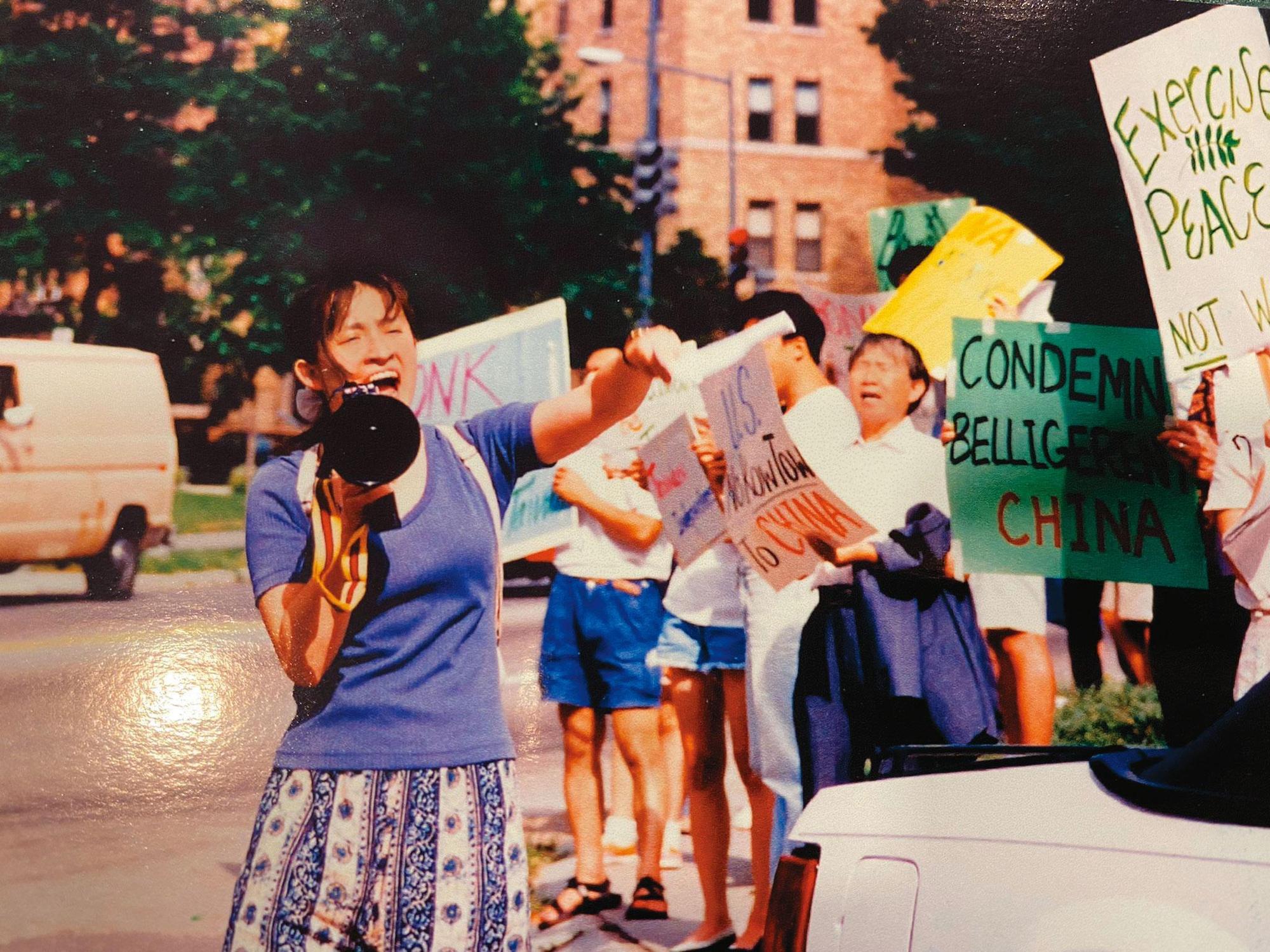 1996年第三次台海危機爆發，蕭美琴與友人在華府中國駐美大使館前抗議。圖為她在街上賣力嘶吼。（翻攝蕭美琴推特）