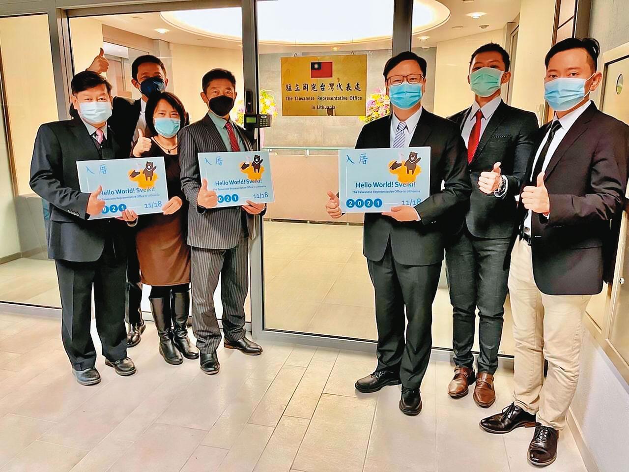 去年11月,世界各國中首個以台灣為名的駐立陶宛台灣代表處成立。(外交部提供)