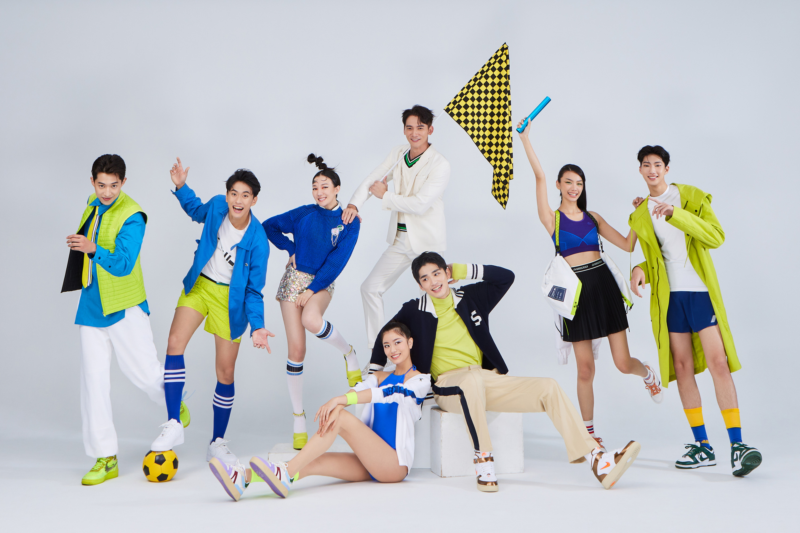 伊林娛樂藝人名模歡聚拍攝2023新年賀卡，（左起）江尚儒、徐瑋澤、李杏、温昇豪、陳芃羽、金雲，（前排）李婉綺、王品澔。（伊林娛樂提供，服裝LACOSTE）