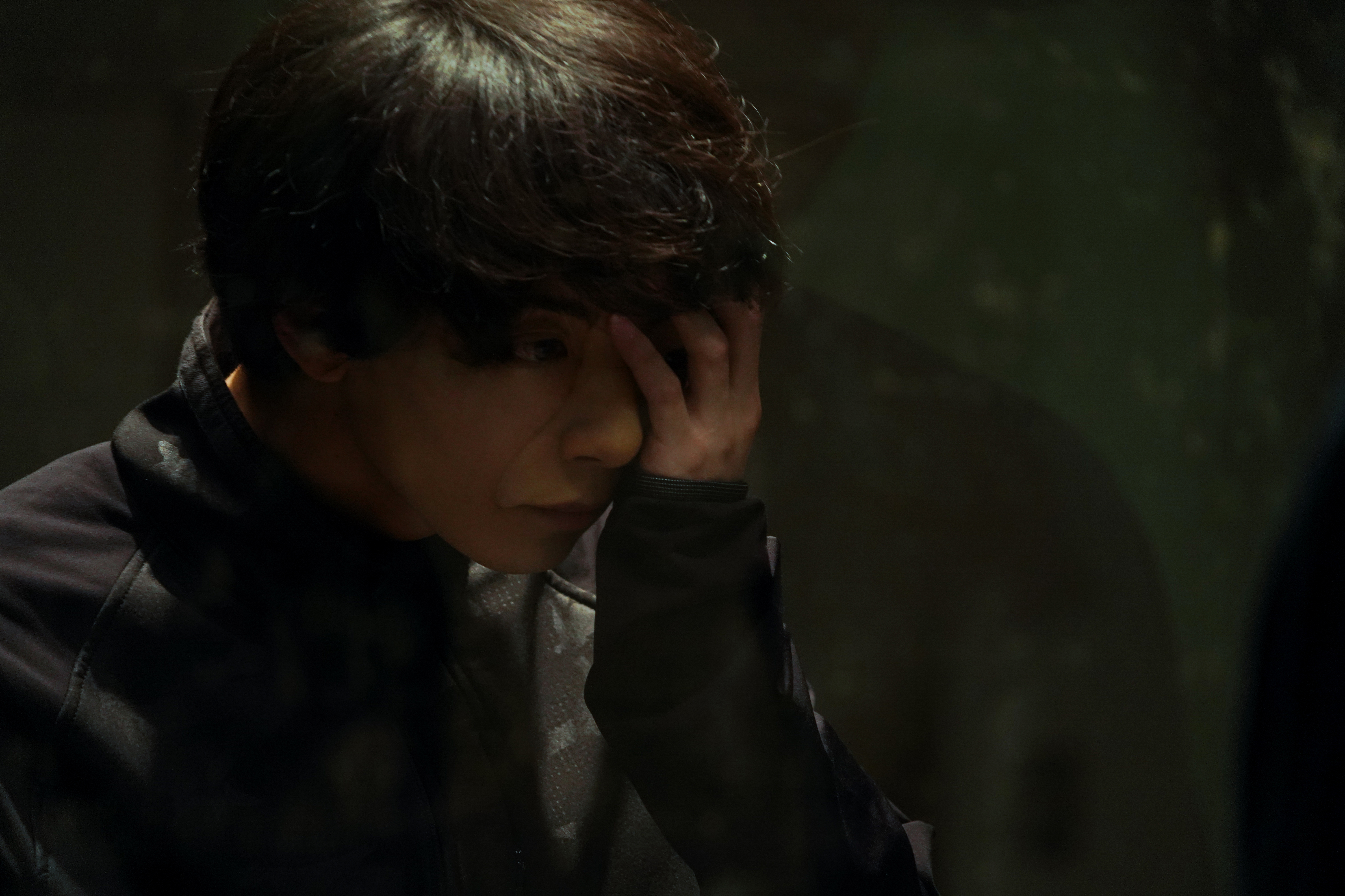 《噬亡村》改編自同名漫畫，許多難以被影像化的大場面，被導演片山慎三領軍的劇組團隊用盡巧思呈現出來。（Disney+提供）