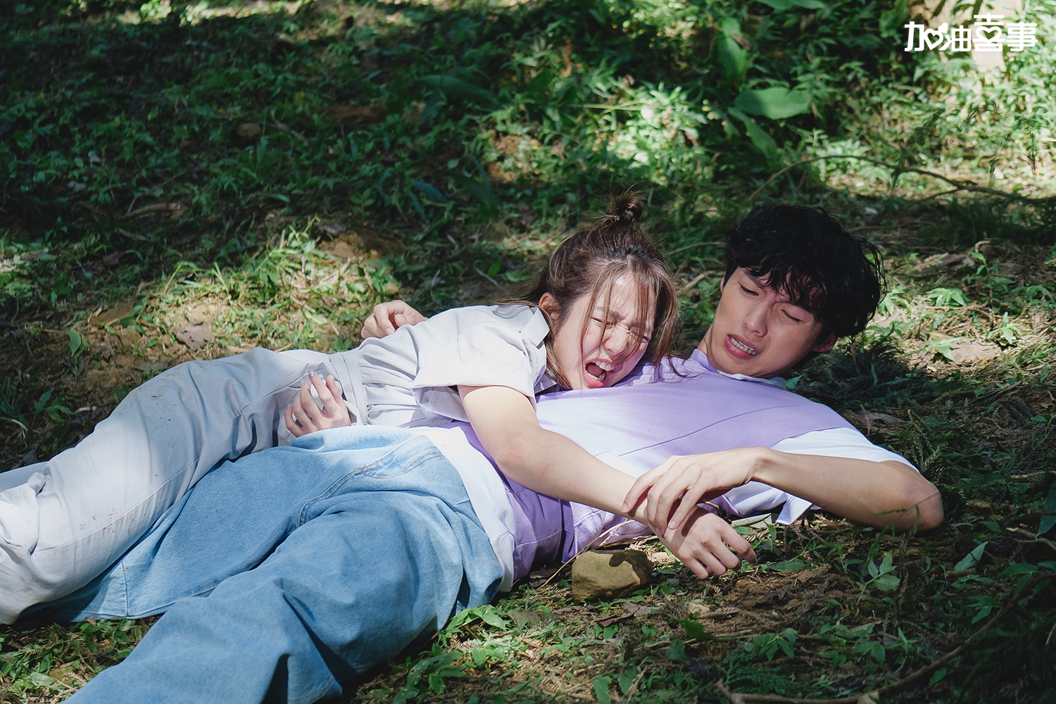 臧芮軒不小心撲倒劉育仁。(TVBS提供)