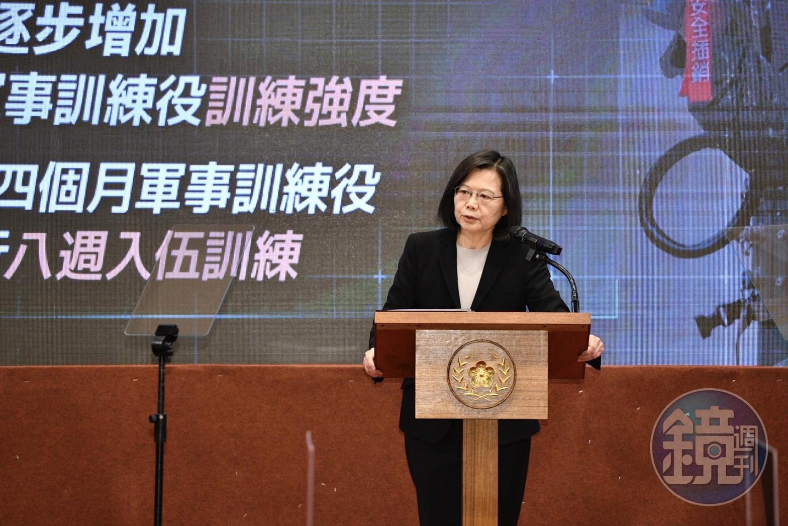 總統蔡英文今宣布延長義務役役期,2005年後出生的役男,2024年起將恢復役期至1年。