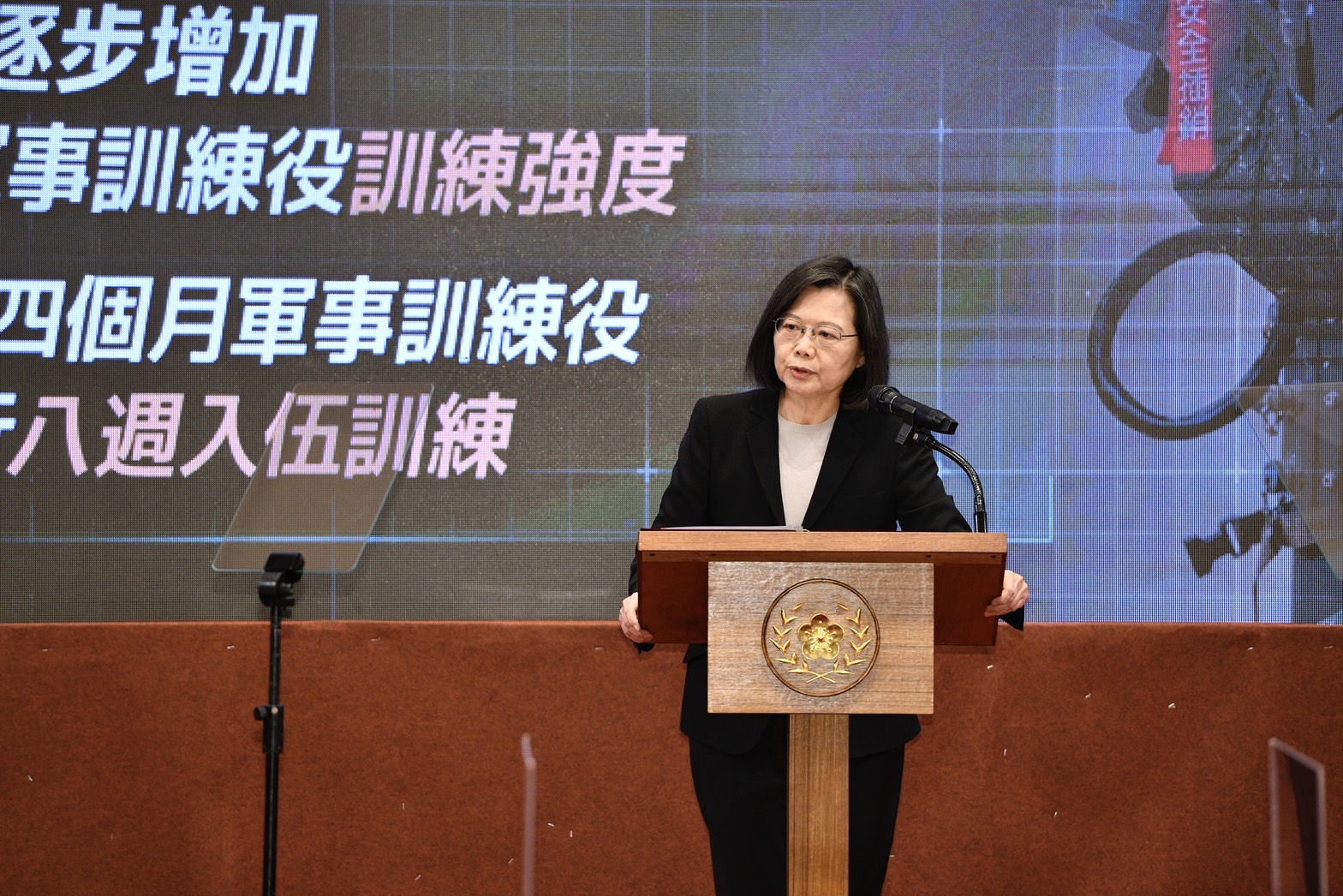 總統蔡英文今宣布延長義務役役期，2005年後出生的役男，2024年起將恢復役期至1年。