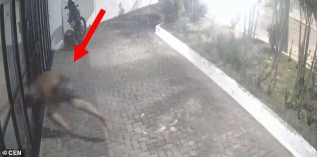 嗑藥男突變喪屍「穿牆」，肉體撞破鐵門與玻璃欲性侵女生！滿地濺血終慘死。（翻自《每日郵報》）