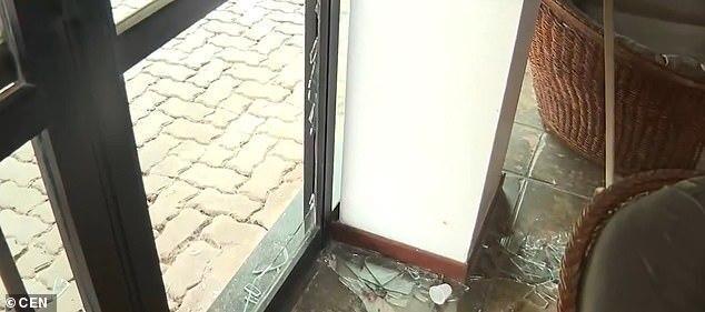福雷塔斯撞破多道玻璃門與鐵門。（翻自《每日郵報》）