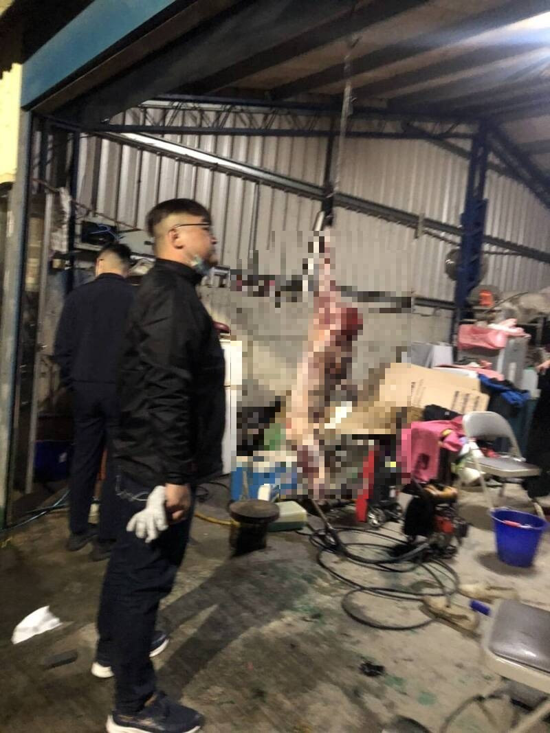 縣議員朱健銘（左）向警方報案，他到場看到受害犬隻也忍不住大嘆簡直是「動物煉獄」。（流浪動物珍愛協會提供）