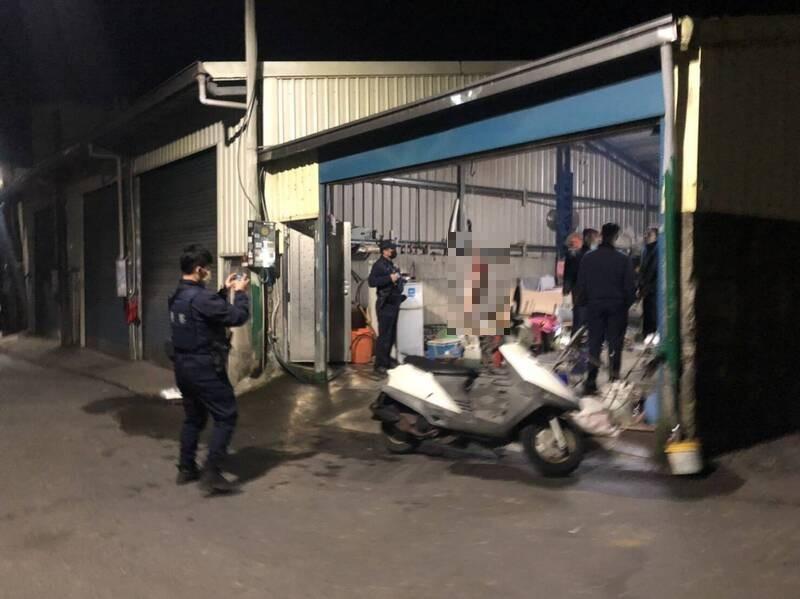 新竹縣動保所人員會同警方、社團法人流浪動物珍愛協會等到場,果然看到一隻狗狗疑似遭到剃毛,已經吊死。(流浪動物珍愛協會提供)