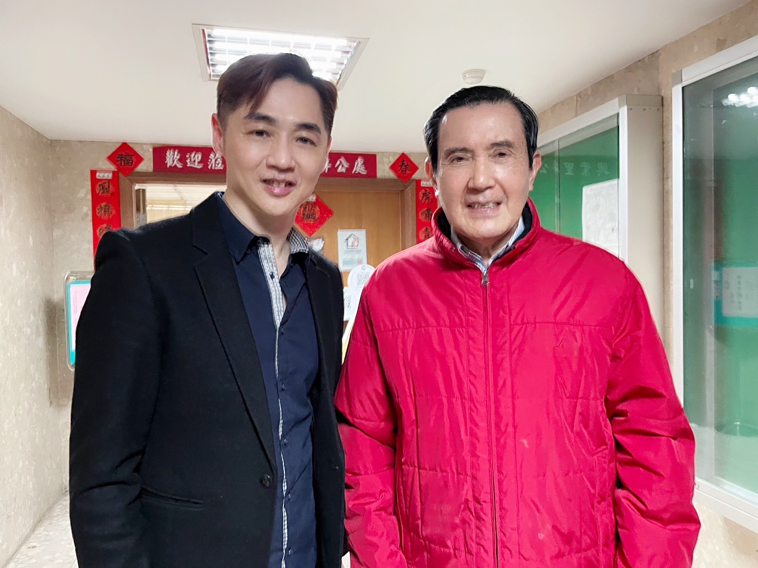 宋逸民「藝起發光」寫道「耶和華必為你們爭戰,你們只管靜默,不要作聲」,但是並沒有成功讓各界靜默。(翻攝臉書,右為馬英九)