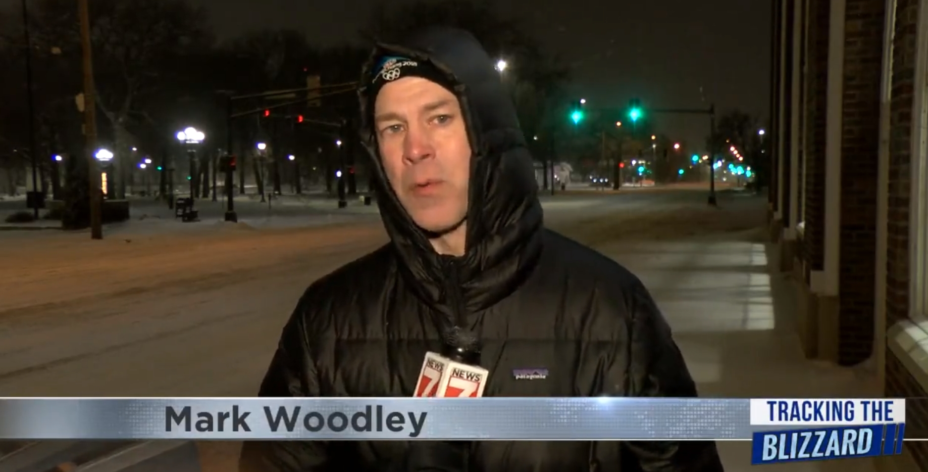 體育主播伍德立（圖）支援氣象播報，他厭世的言論引起網友們注意，他最後在直播節目中崩潰求饒。（翻攝自推特@markWoodleyTV）