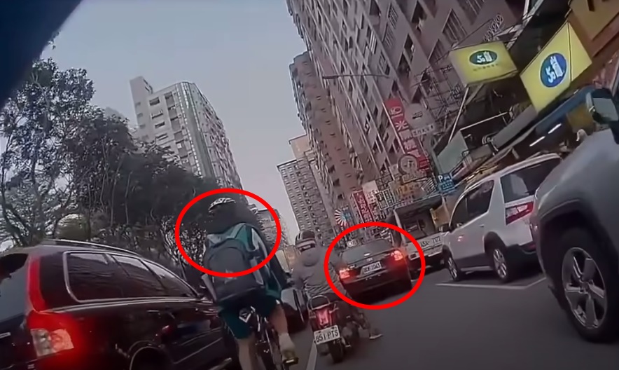 正義弟(左紅圈)見到違停車(右紅圈)害交通堵塞,經過時不忍了。(翻攝自WoWtchout - 地圖型行車影像分享平台YouTube頻道)