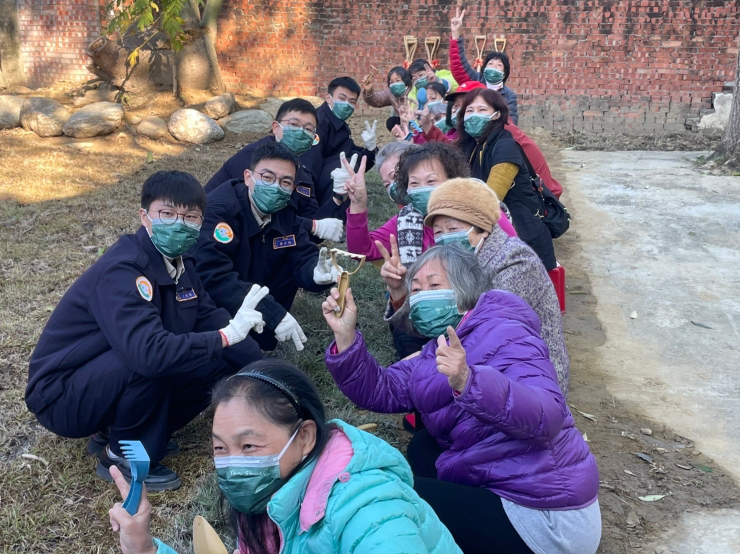 替代役男，投入關懷長者改造區里行動，帶領長輩樂活學習。（役政署提供）