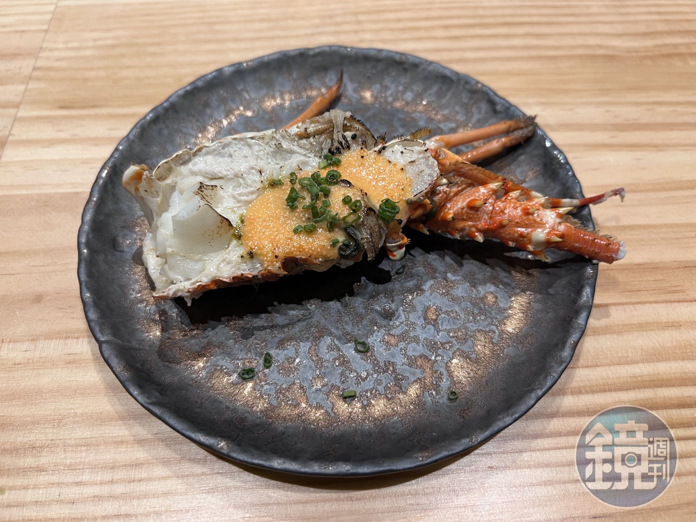 龍蝦頭加入鮑魚肝及明太子炙燒，濃郁更上一層。