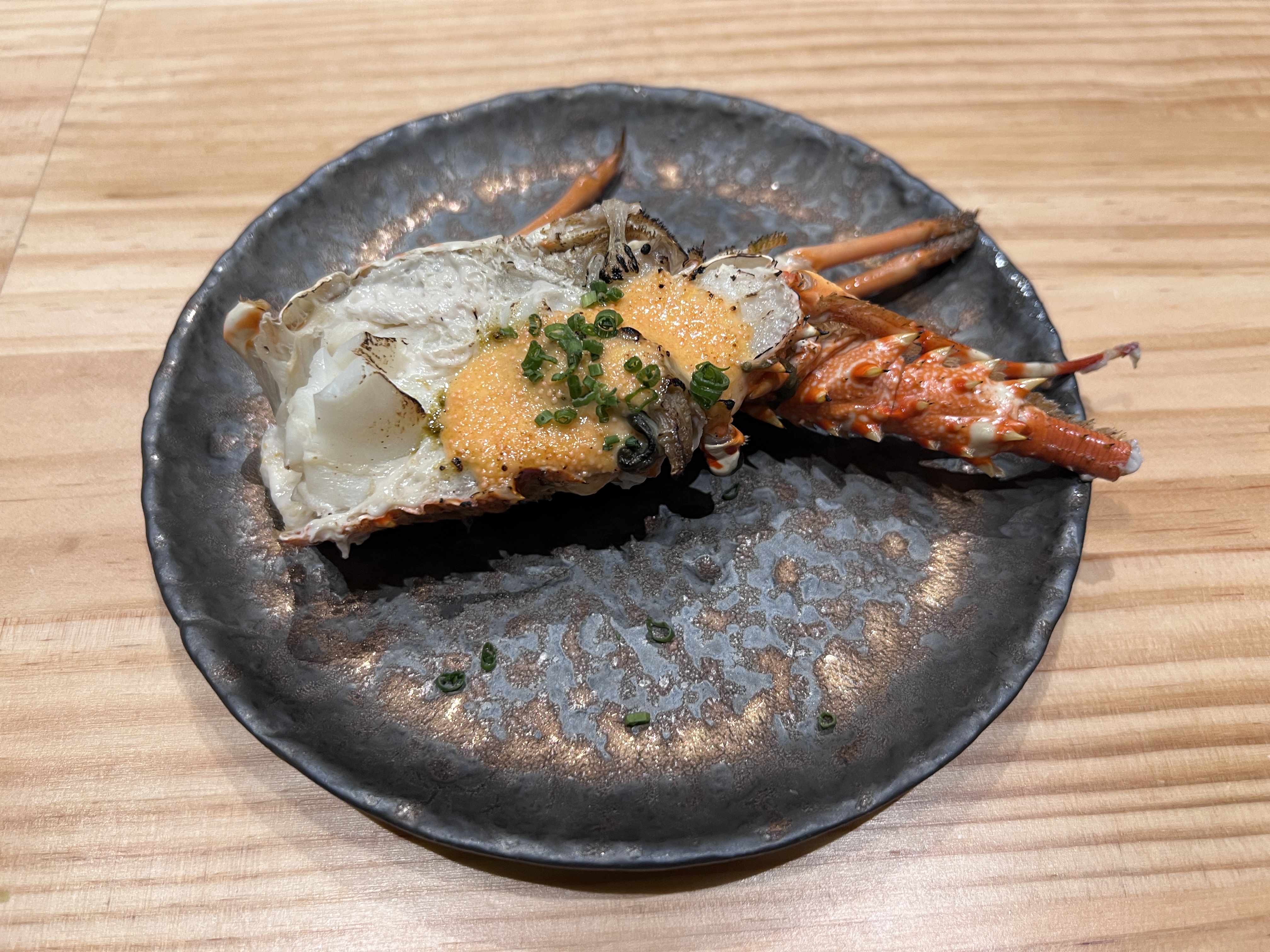 龍蝦頭加入鮑魚肝及明太子炙燒，濃郁更上一層。