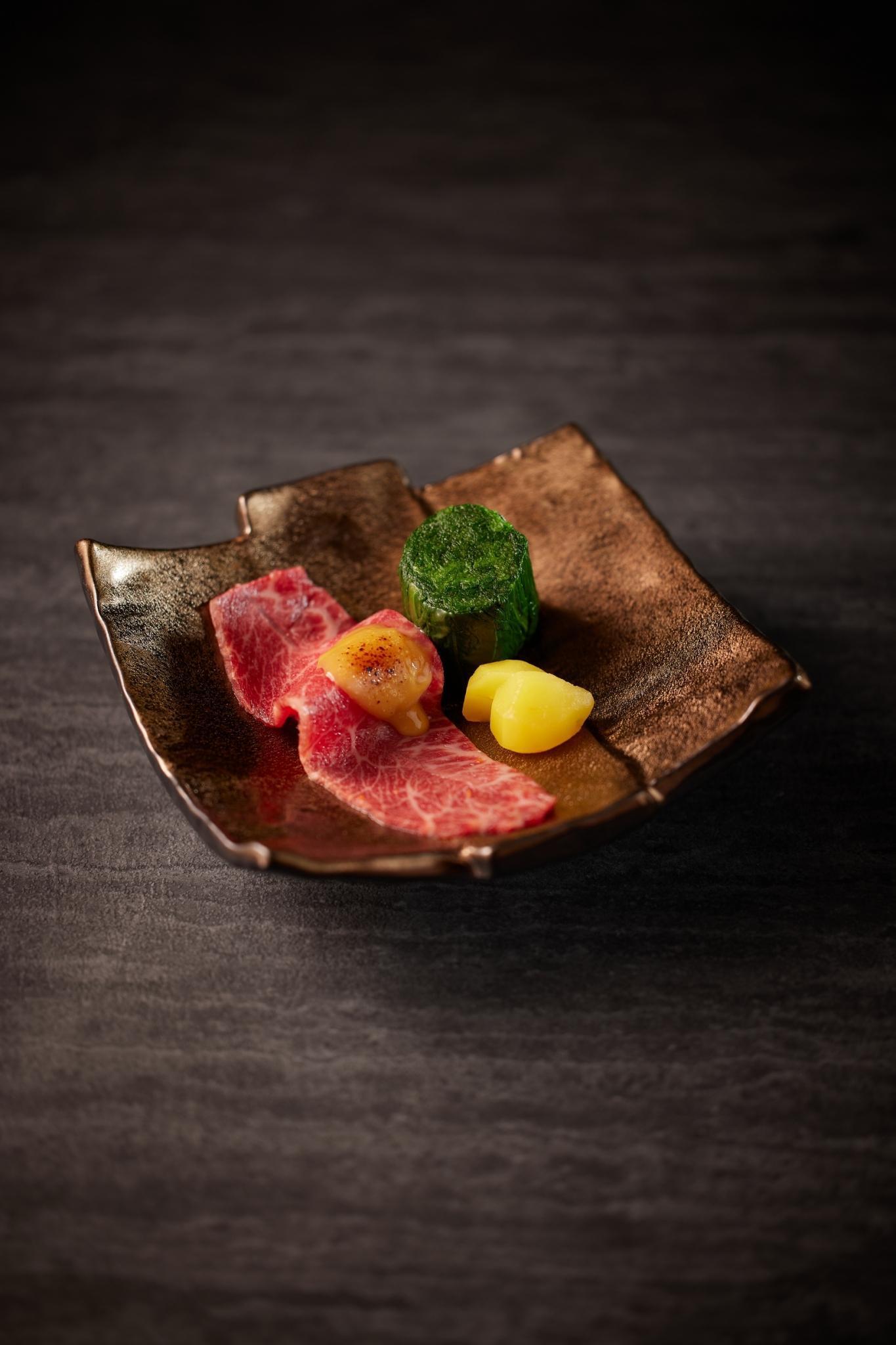 「和牛野菜玉味噌」將炙燒五分熟的澳洲M9和牛，配著季節食蔬，甜中帶鹹。（先付二選一菜色，王品提供）