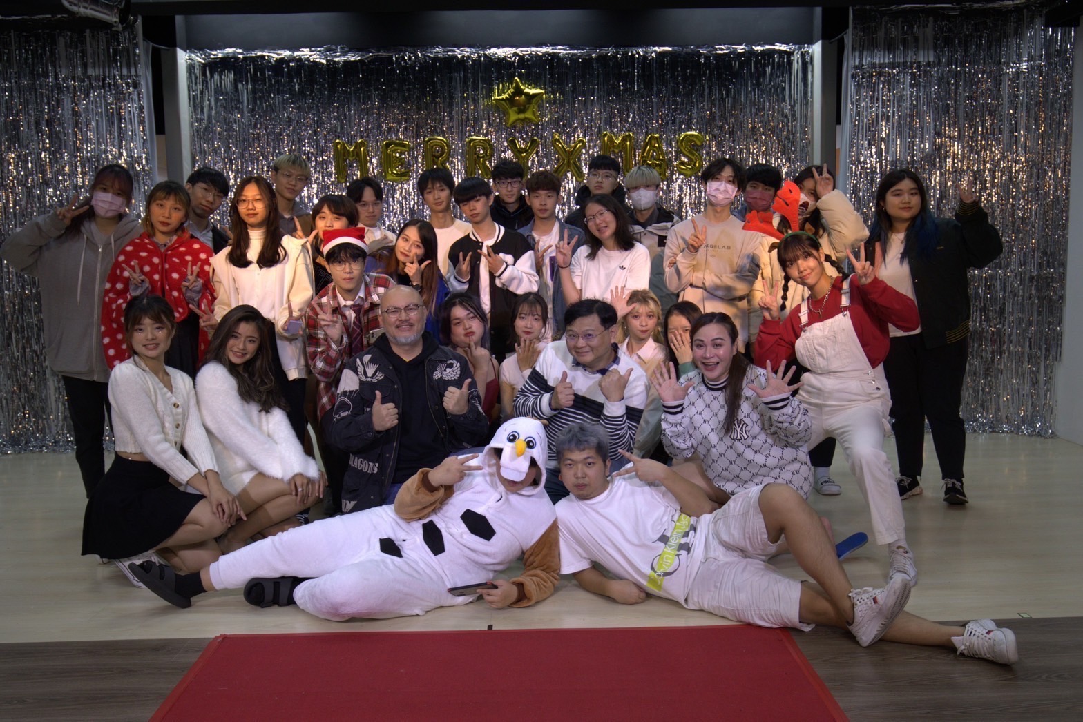 劉亮佐(第2排左3)在耶誕節,號召超過40位學生表演。(台北海大提供)