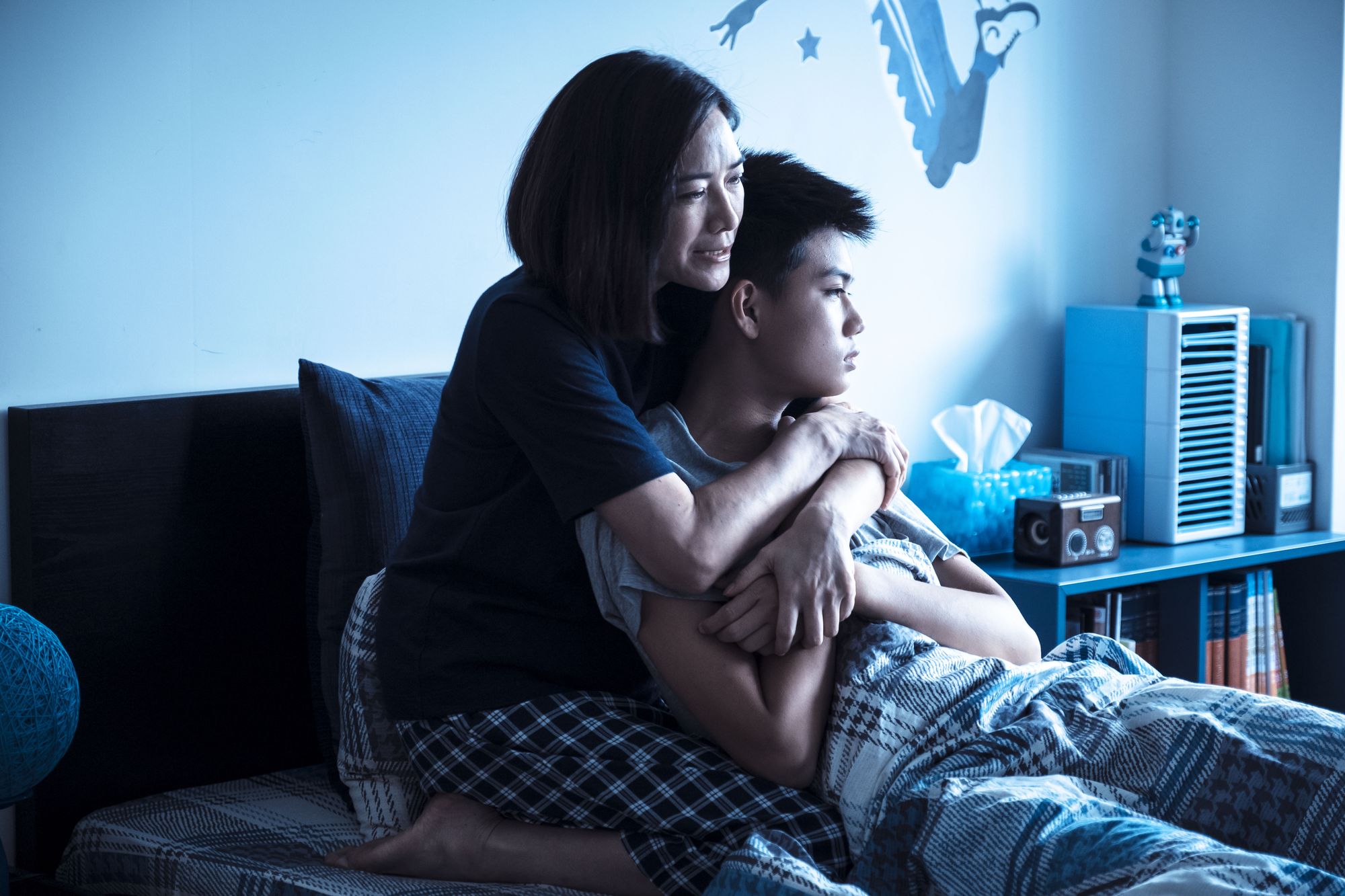 劉子銓(右)14歲就主演《媽媽的遙控器》,被柯素雲(左)飾演的控制狂媽媽用遙控器操控。(公視提供)