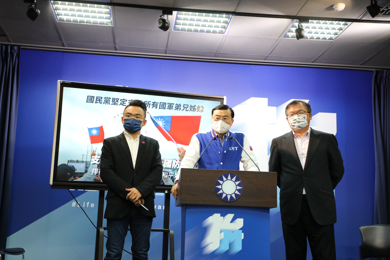 洪孟楷（左起）、曾銘宗、李德維今召開記者會說明國民黨對兵役改革的立場，呼籲要做好相關配套措施。（國民黨提供）