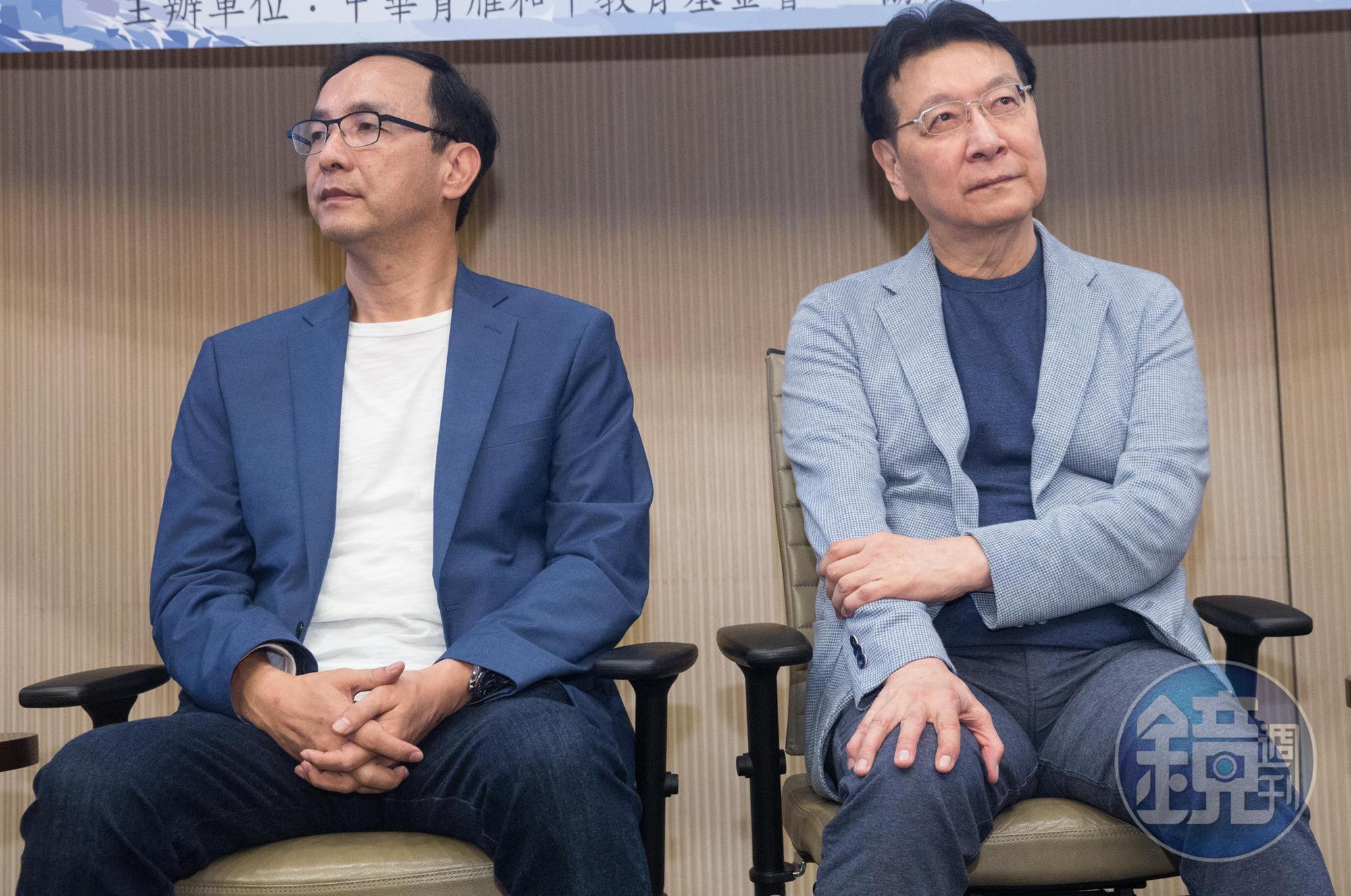 國民黨主席朱立倫(左)開會後定調支持兵役改革,趙少康(右)仍在臉書放話強調,若藍營執政就把役期改回來。(本刊資料照)