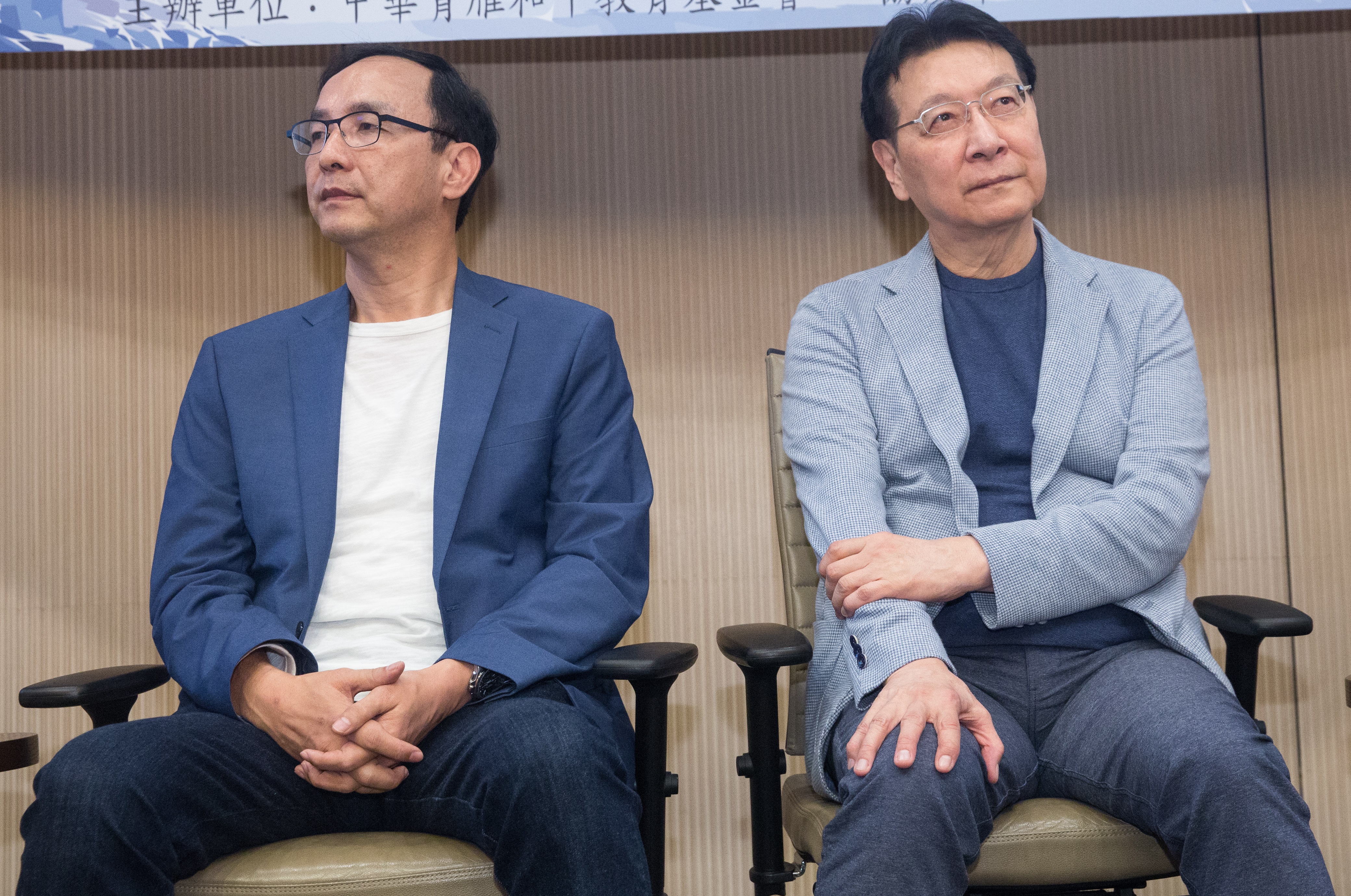 國民黨主席朱立倫(左)開會後定調支持兵役改革,趙少康(右)仍在臉書放話強調,若藍營執政就把役期改回來。(本刊資料照)