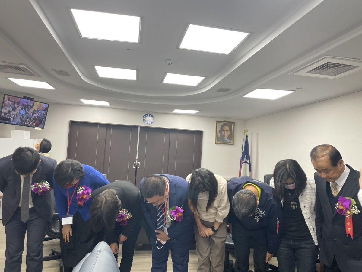 國民黨台南市議會黨團針對3名黨籍議員跑票支持民進黨邱莉莉,向選民道歉。(國民黨團提供)