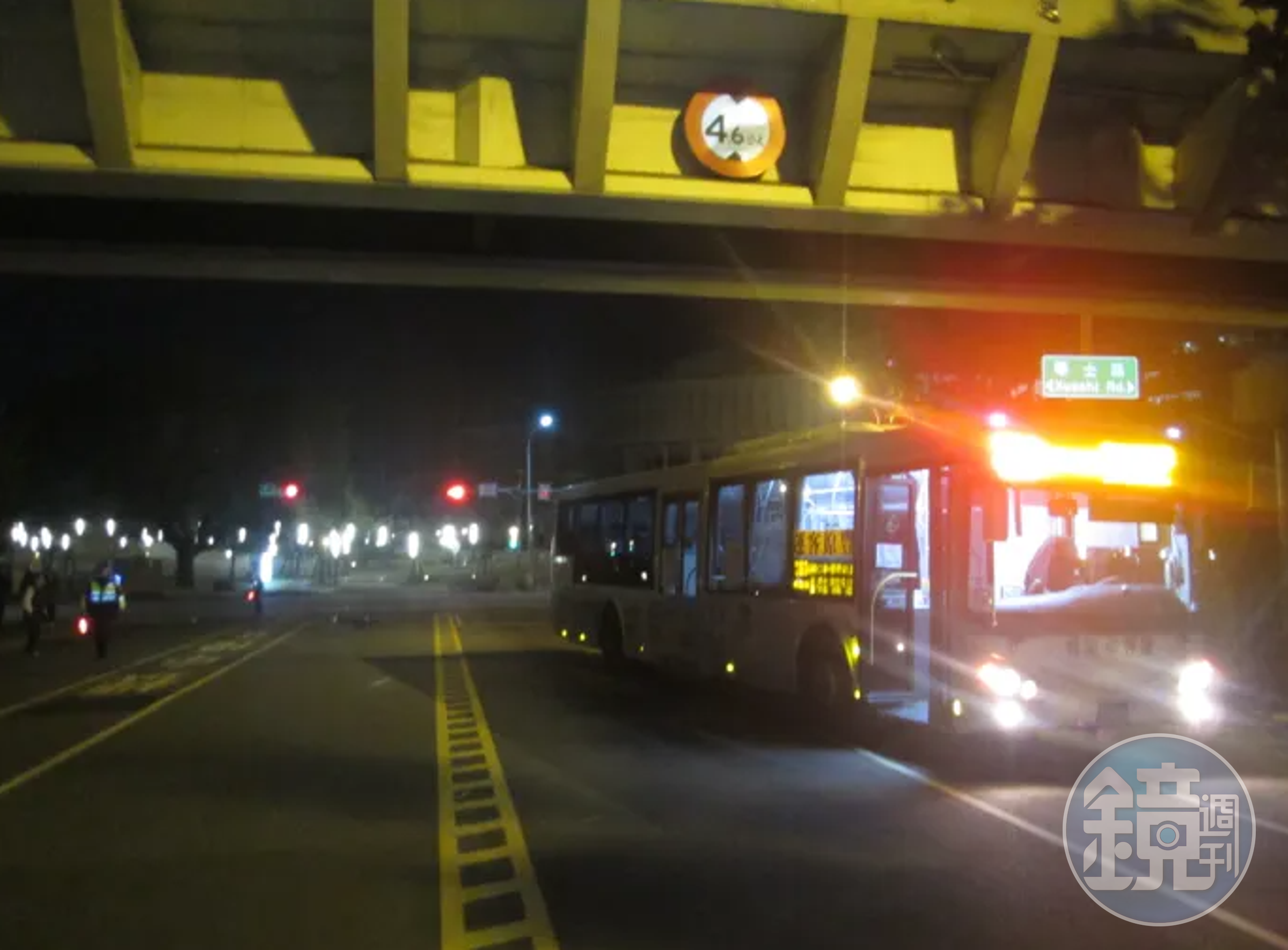 台中27日晚間發生公車撞行人事件，母子傷勢嚴重，送醫宣告不治。（翻攝畫面）