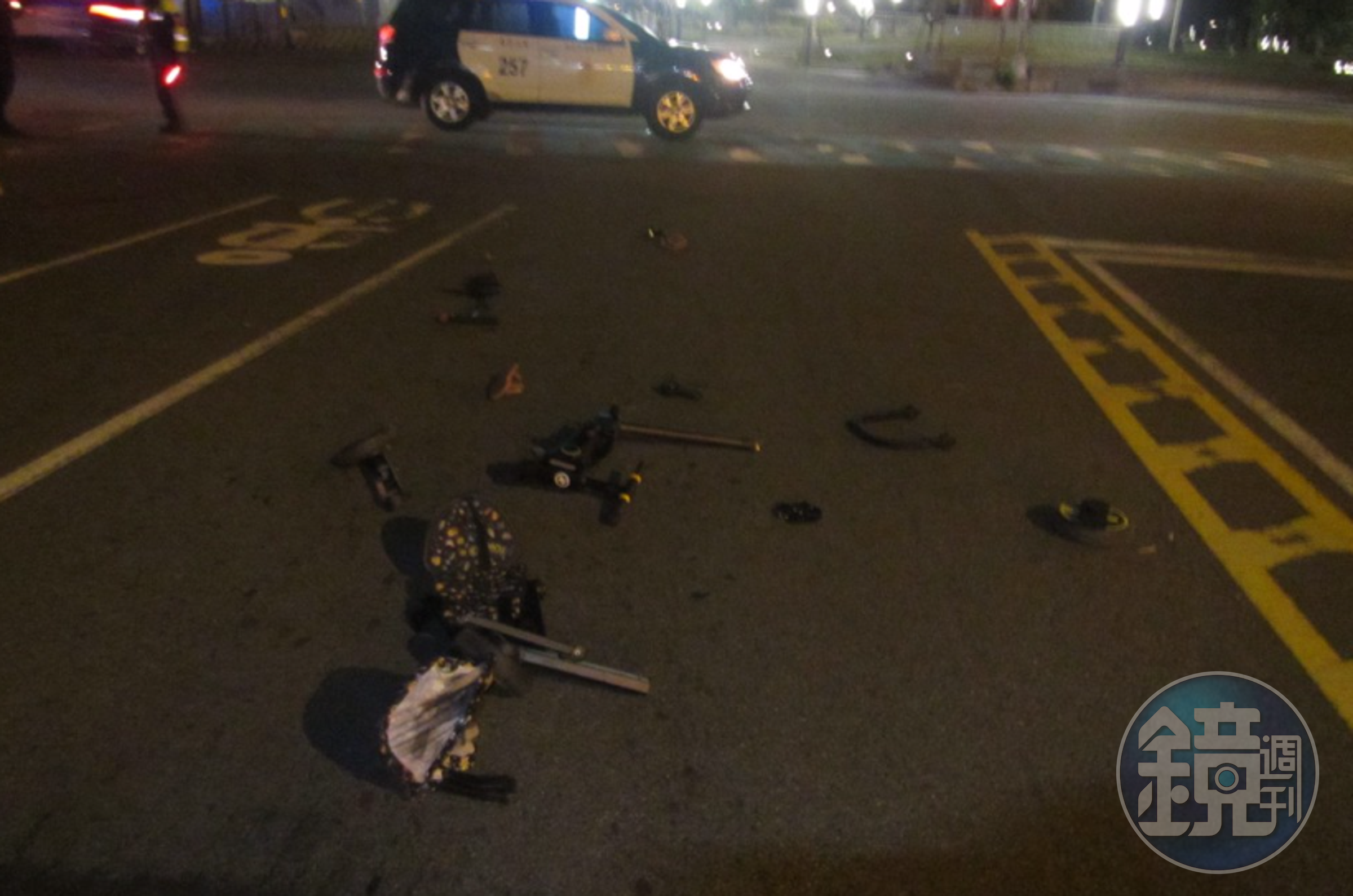 嬰兒車被撞得支離破碎。（翻攝畫面）