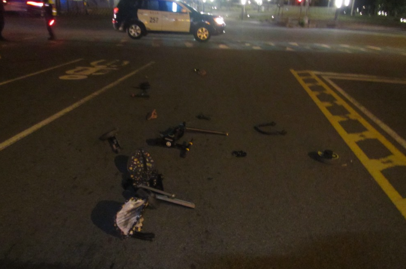 嬰兒車被撞得支離破碎。（翻攝畫面）