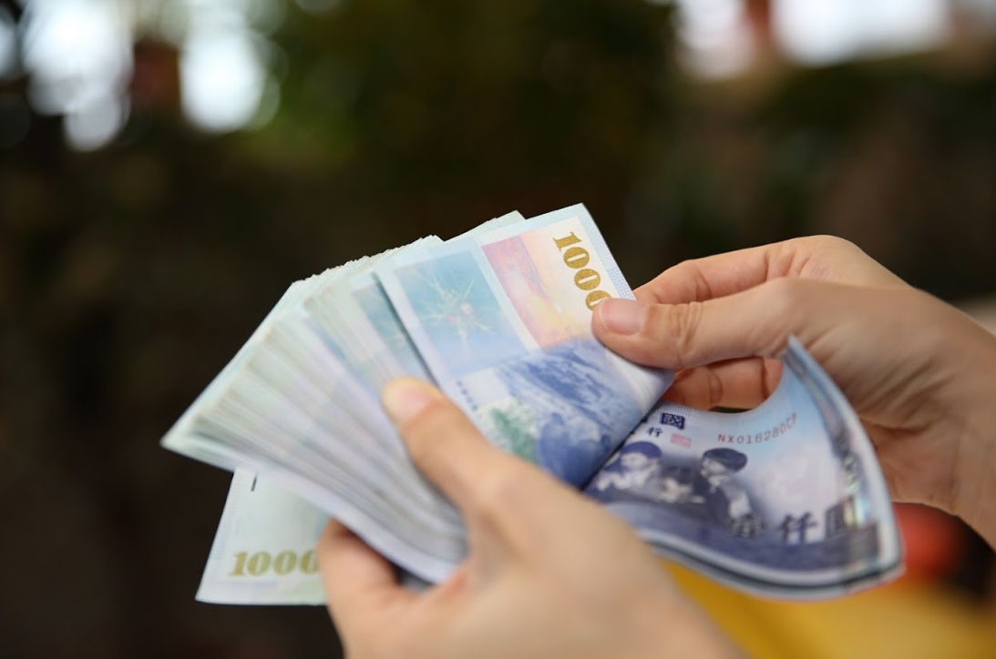 今年政府總稅收估計超過4500億元，民進黨跨派系喊話政府「全民普發一萬」，行政院回應，目前相關政策仍在討論中。（資料照）