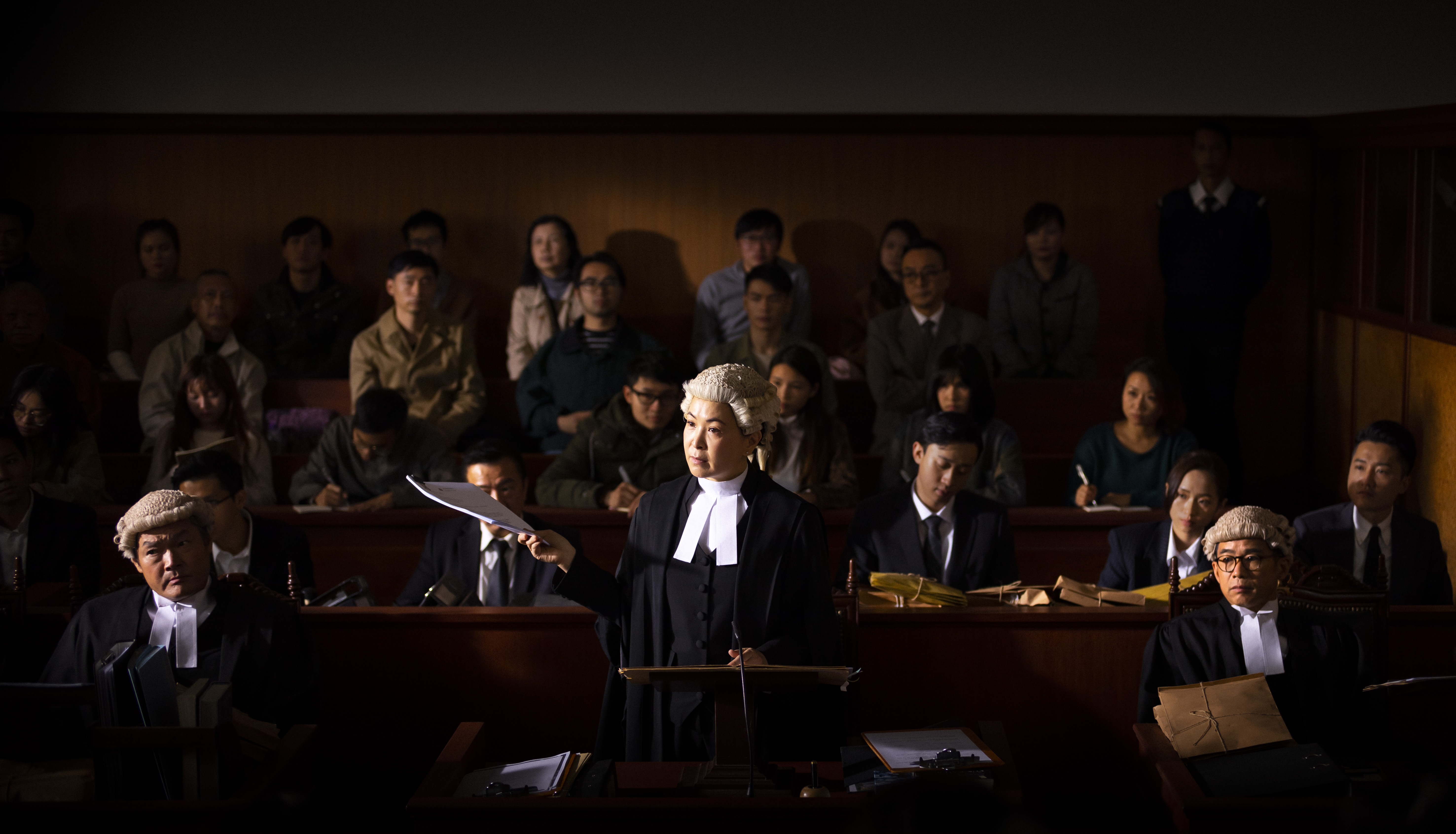 林海峰（前排右起）、蘇玉華飾演辯護律師，周文健則飾演檢控官，各有不同立場。（甲上提供）