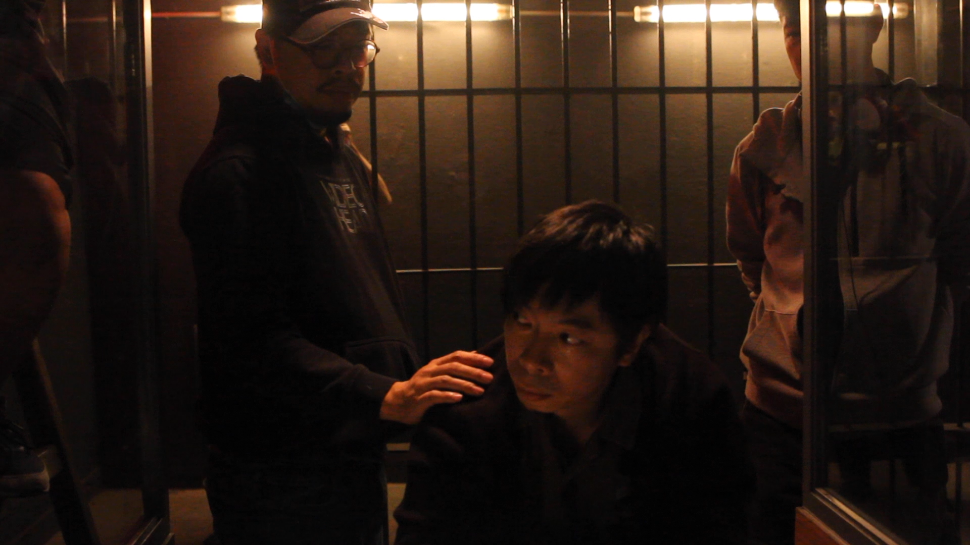 導演何爵天（左）與飾演弒親案兇手的楊偉倫（中）在拍攝現場討論。（甲上提供）