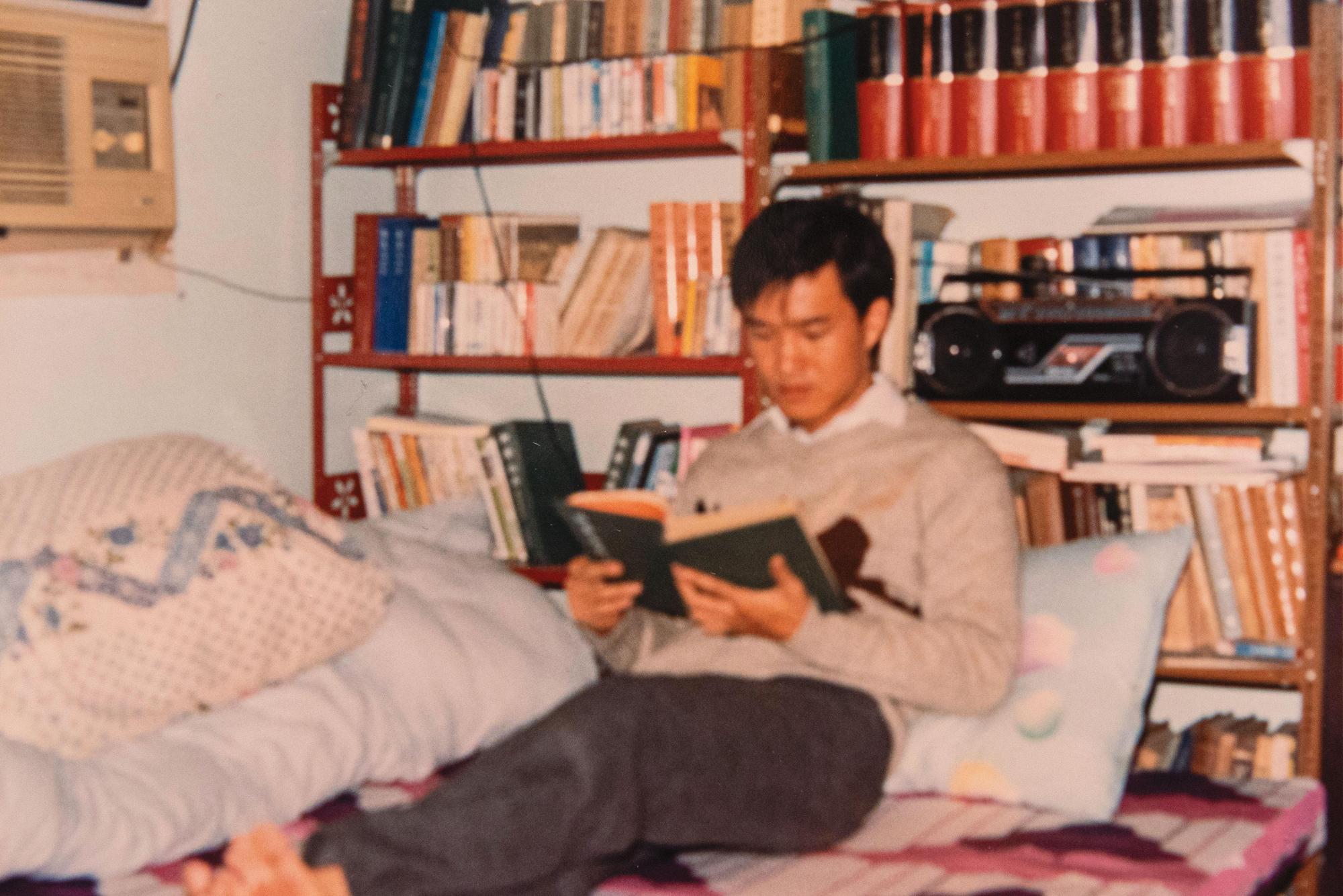 年輕時期博覽群書的方中士。(方中士提供)