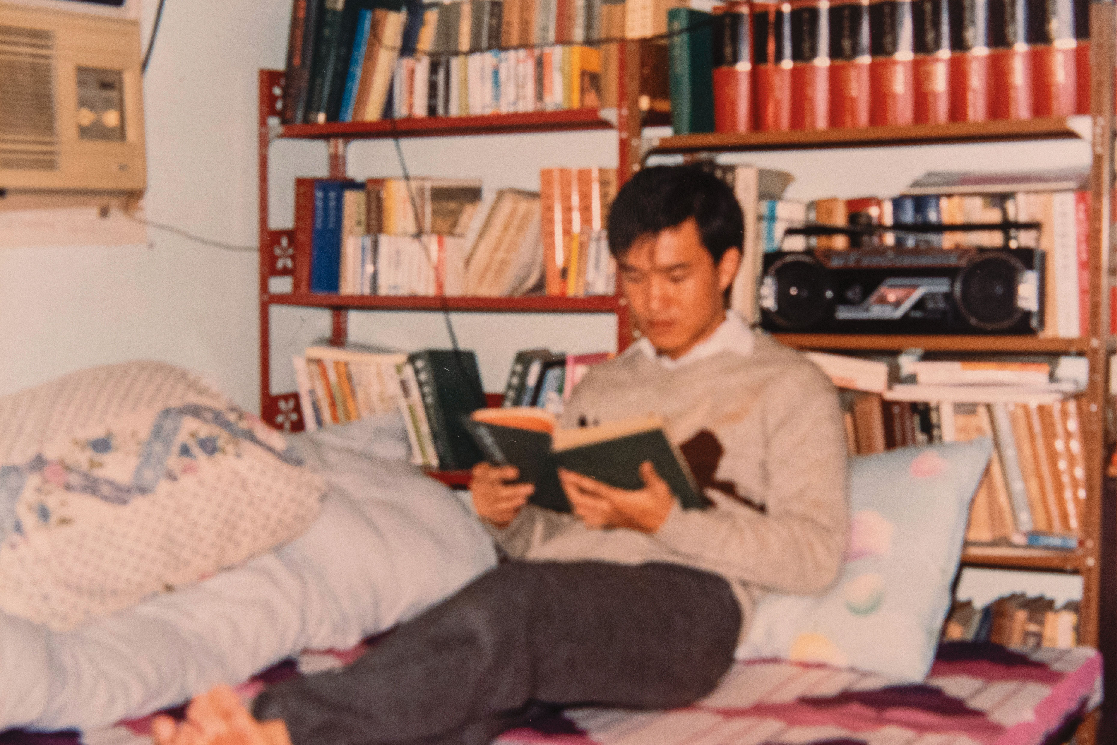 年輕時期博覽群書的方中士。(方中士提供)