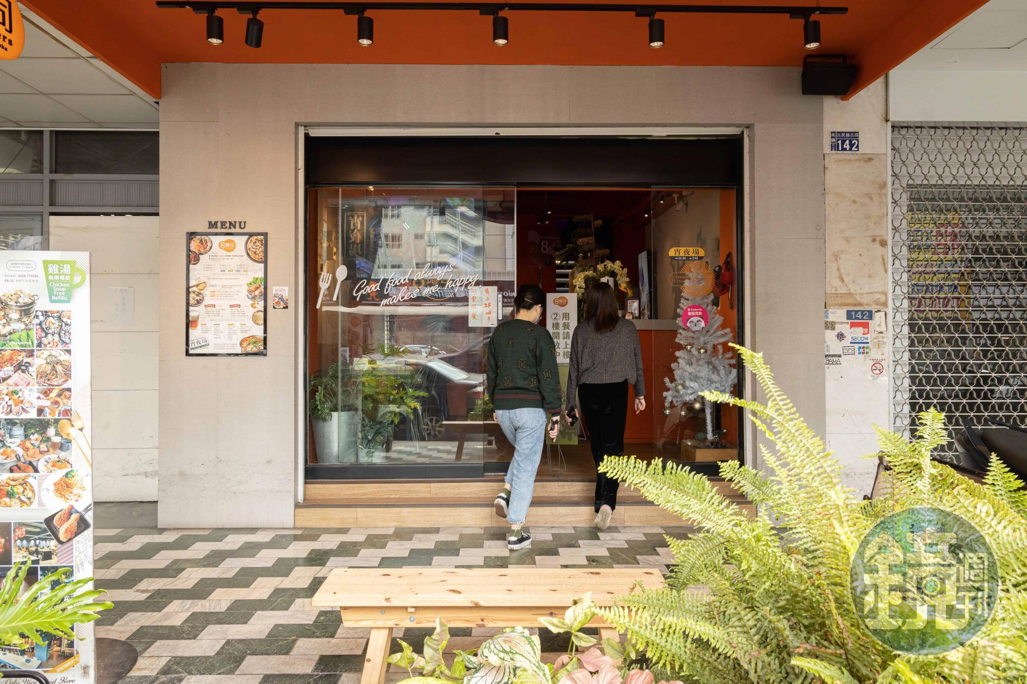 「8德司創意餐館」地點位於熱鬧滾滾的一中街，是許多學生、家庭用餐的選擇。