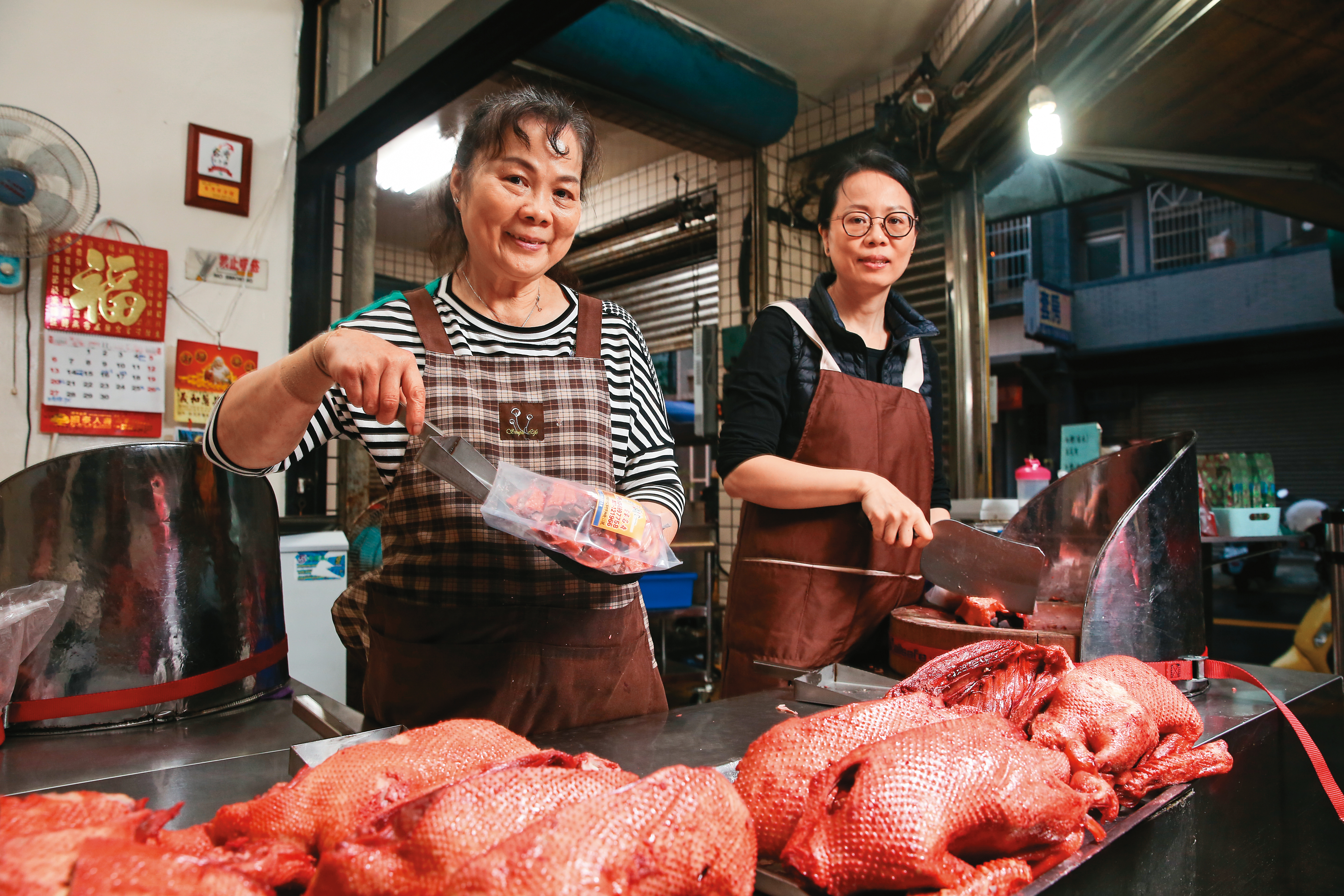 鄧淑姿（左）45年前先在湖口市場擺攤賣紅糟鴨，之後創立「鈺滿堂」，長女戴瑞瑩（右）是她的得力助手。