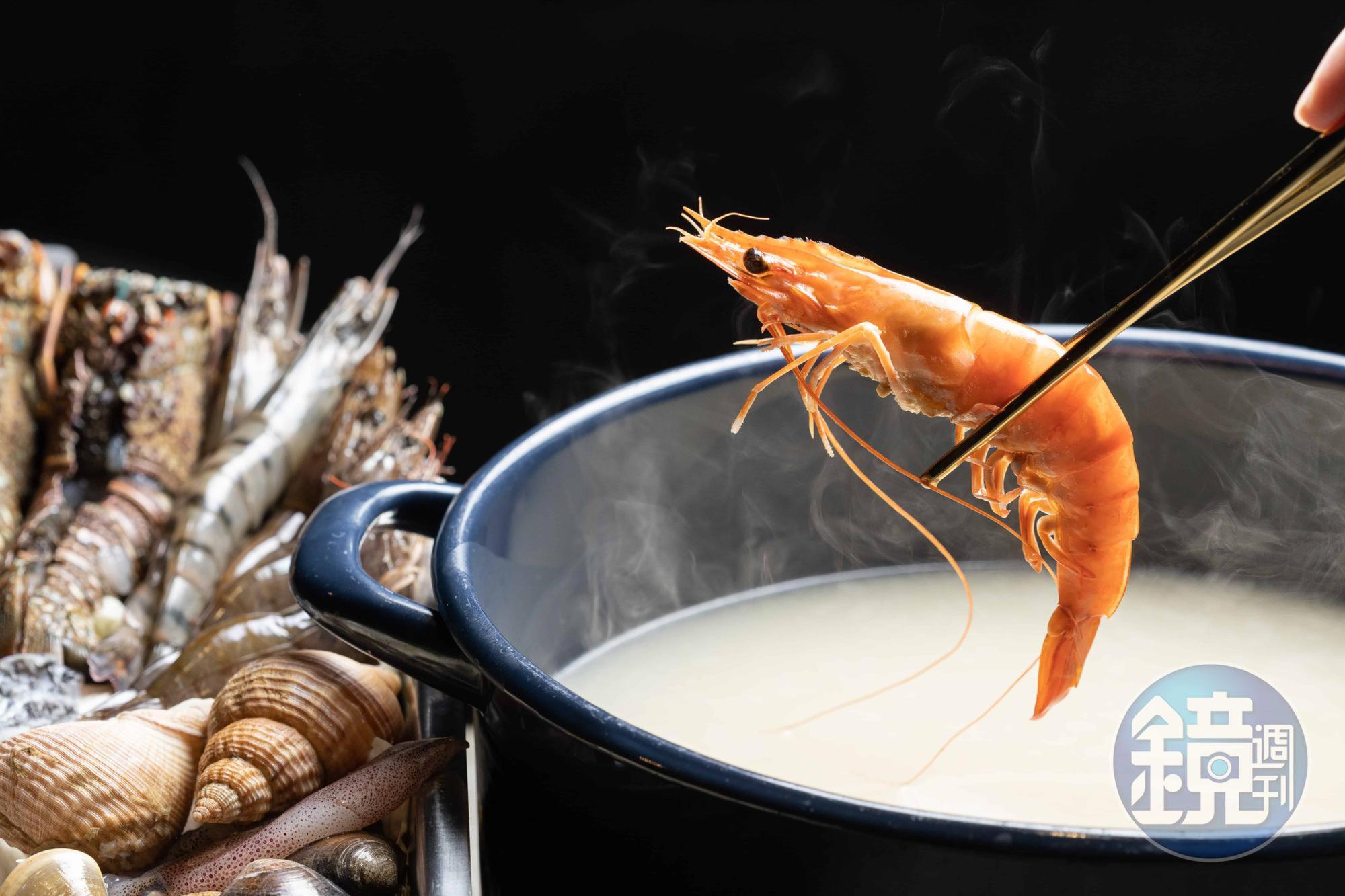 老闆們真的很敢給，鍋物的「香濃雞湯」不怕客人喝，可免費續加。
