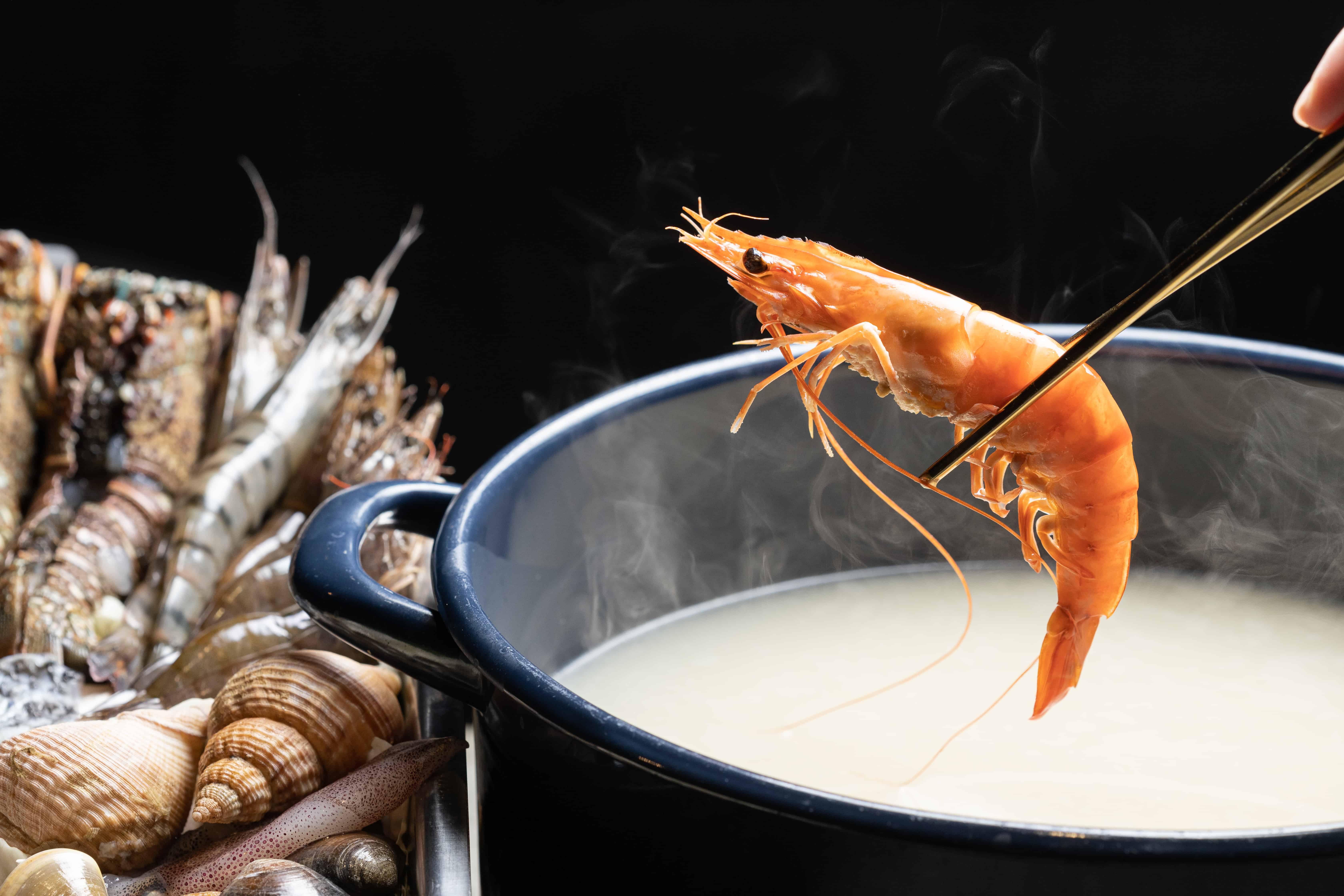 老闆們真的很敢給，鍋物的「香濃雞湯」不怕客人喝，可免費續加。