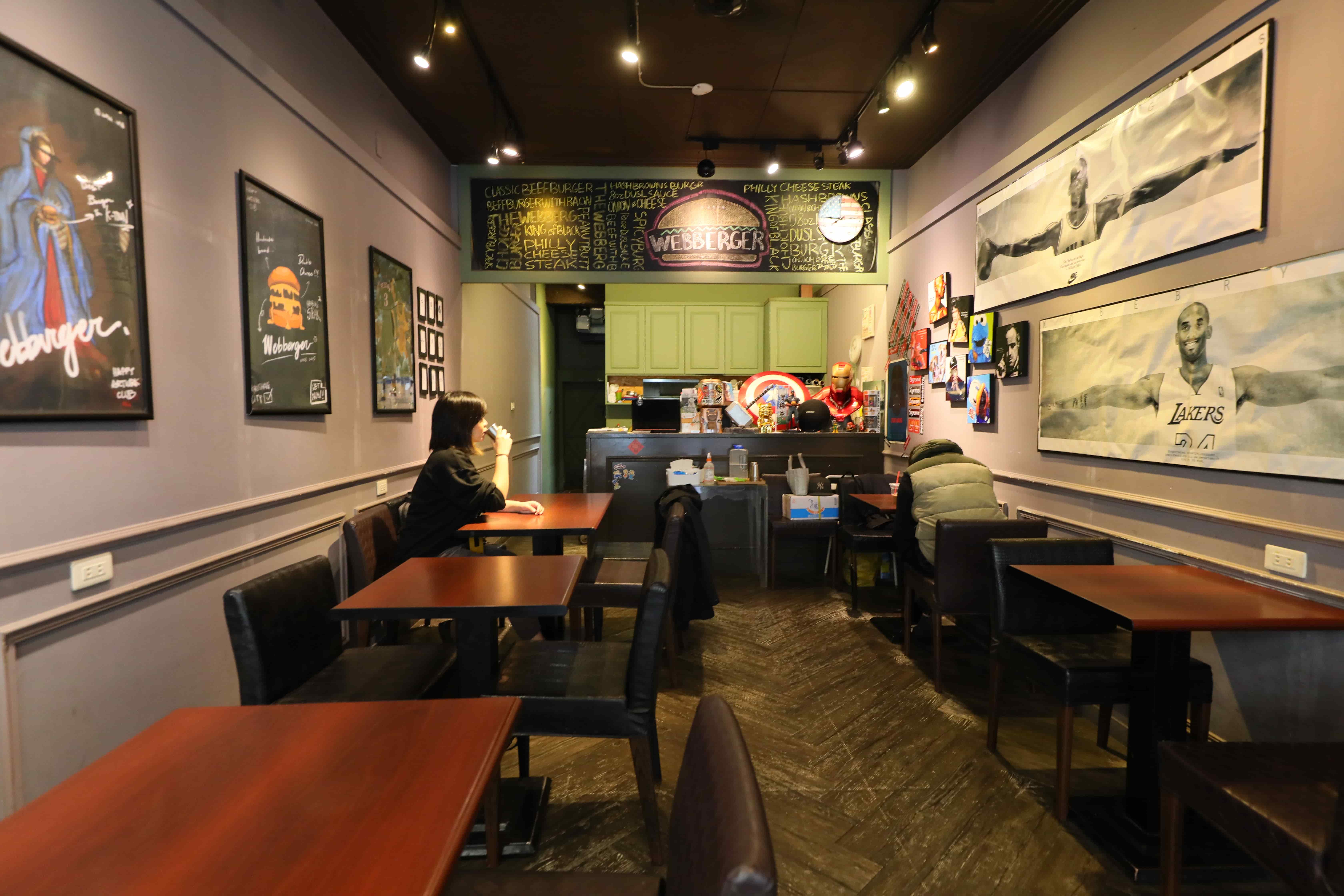 「Webberger」的店內環境走簡單低調的美式風格，在這裡用餐舒適又輕鬆。