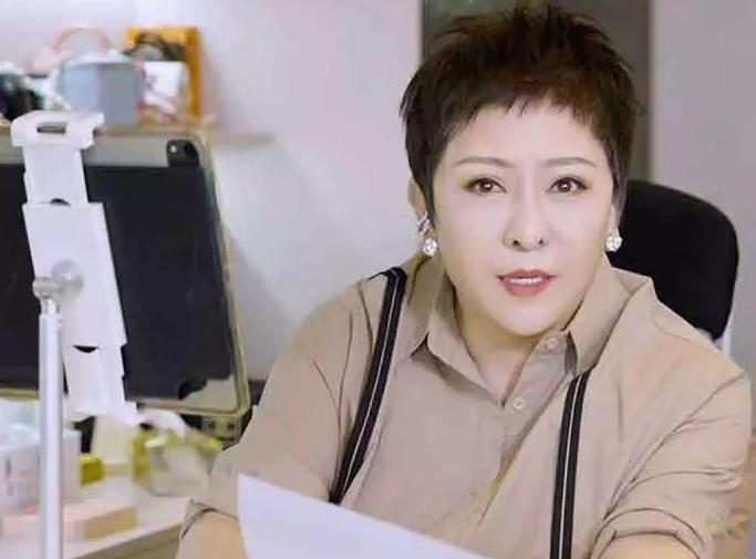香港影視大亨向華強妻子「向太」陳嵐近期也進軍直播帶貨行列,首度直播就槓上張蘭一家。(翻攝向太抖音)