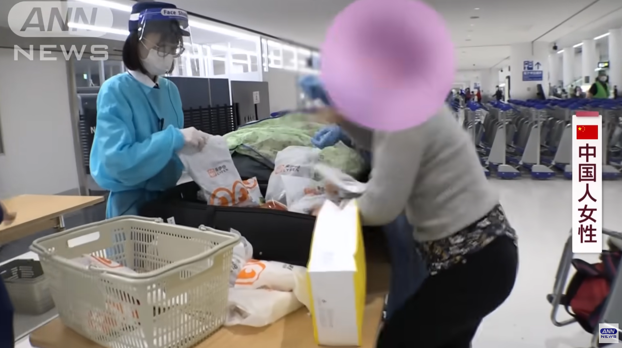 中國大媽帶一堆肉乾入境日本被攔，當場「起乩」大鬧成田機場。（翻自ANN YT畫面）