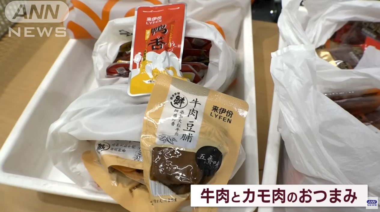 日本海關找出大媽的行李中，有非常多包的肉乾與肉鬆。（翻自ANN YT畫面）
