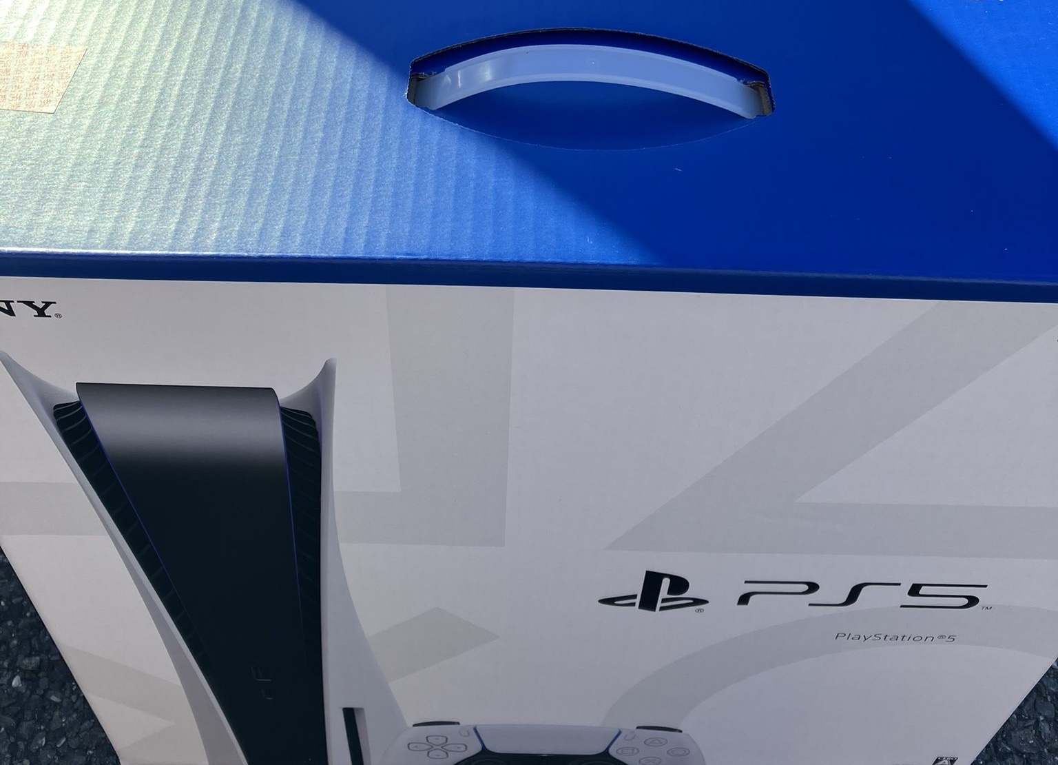 女網友本想給男友驚喜，發現男友偷吃後只好將PS5留在門口傷心離去。（翻攝自推特）