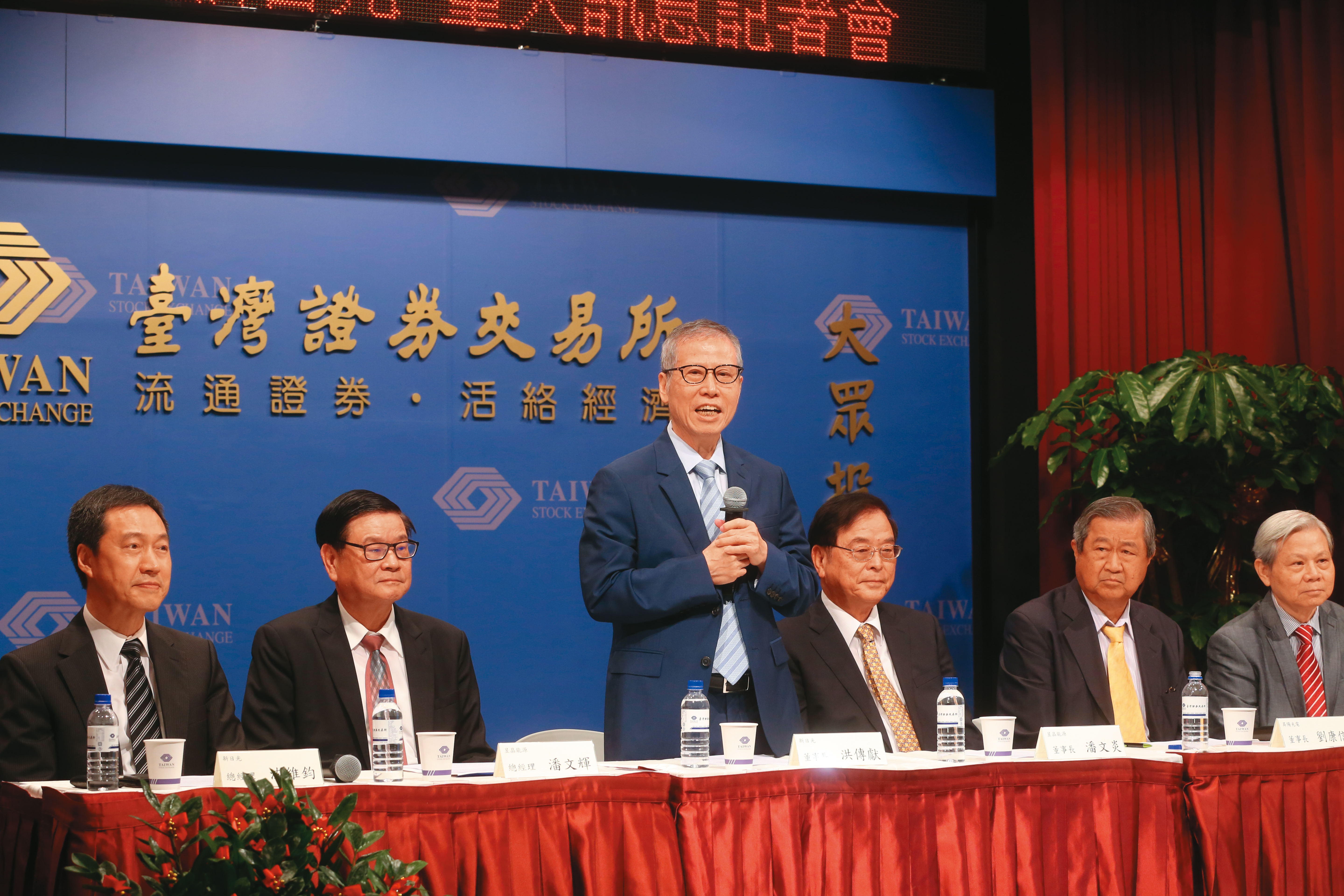 鈣鈦礦可與矽晶搭配，所以國內最大太陽能模組廠商聯合再生，也積極投入研究相關產品。（聯合再生董事長洪傳獻）。