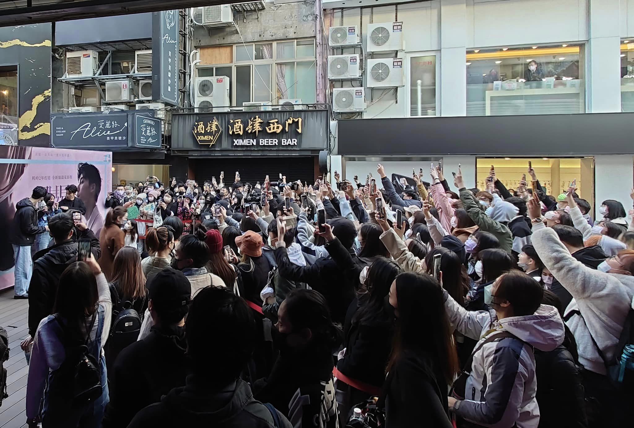 《想見你》演員出席口碑場,受訪時被大批影迷包圍拍照。(車庫娛樂、三鳳製作提供)