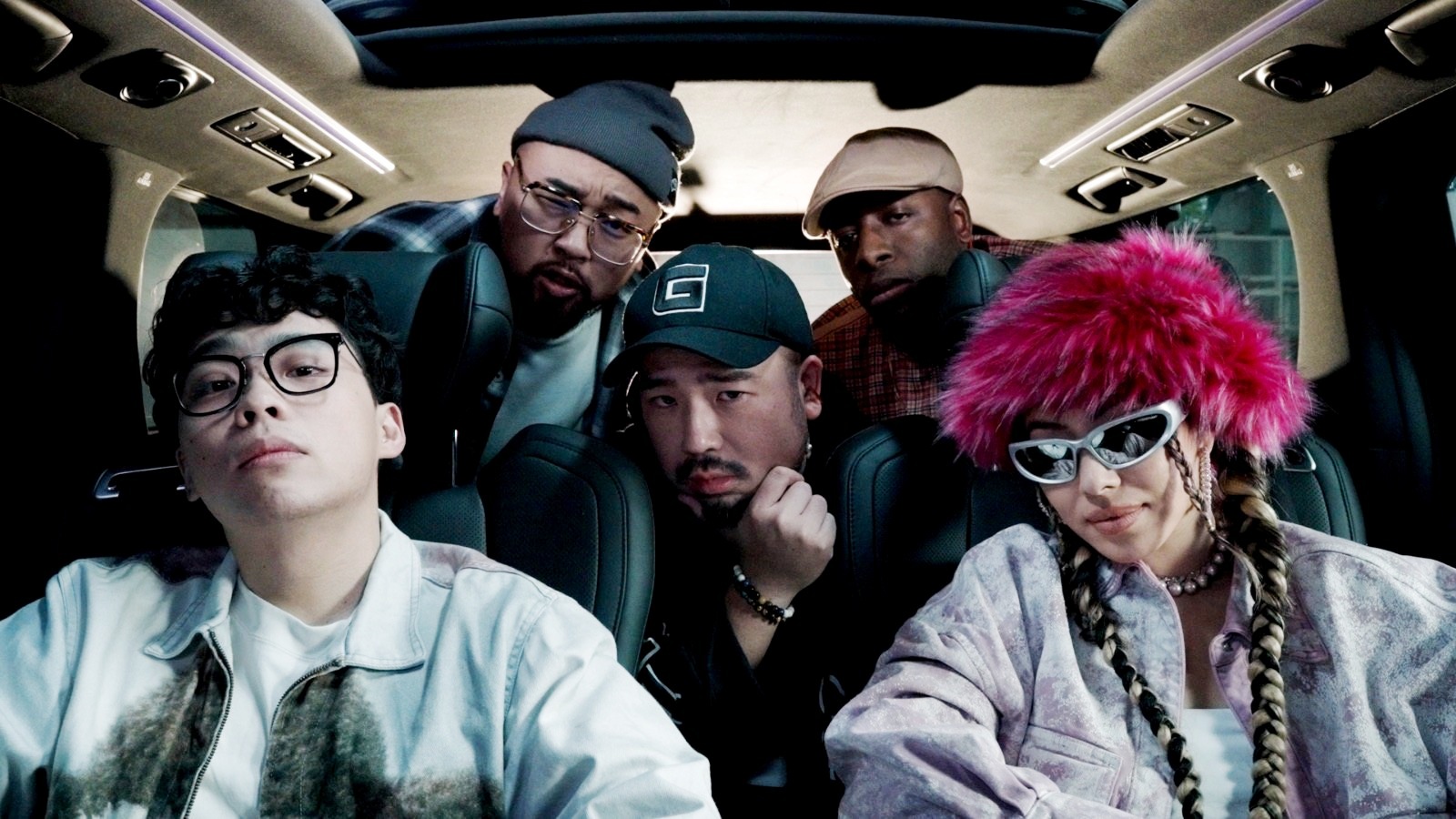 蔡詩芸(右下)嘻哈造型擔任評審。(三立提供)