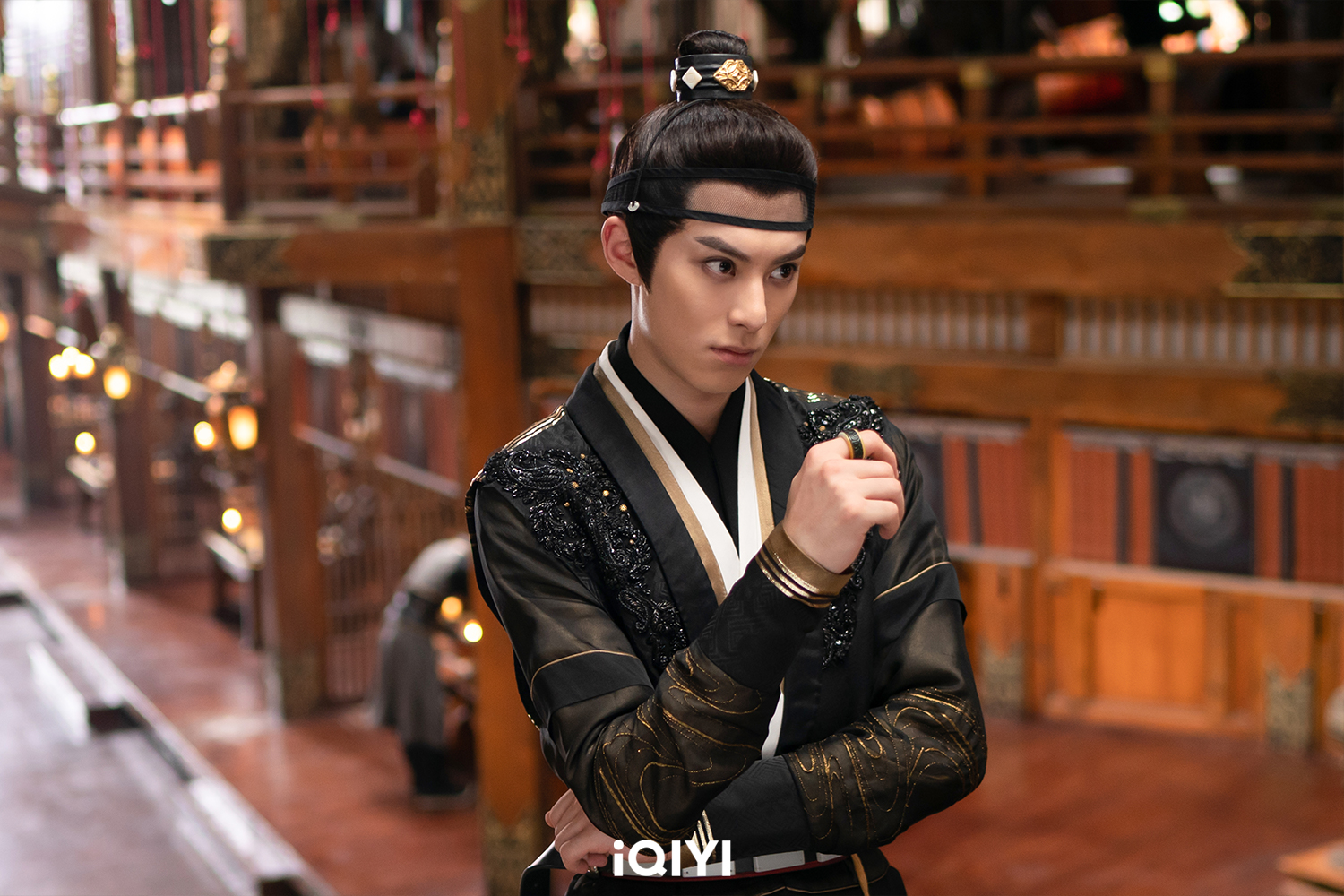 「尊上」王鶴棣承諾新作《浮圖緣》若熱度破萬要挑戰倒立洗頭。（愛奇藝國際站提供）
