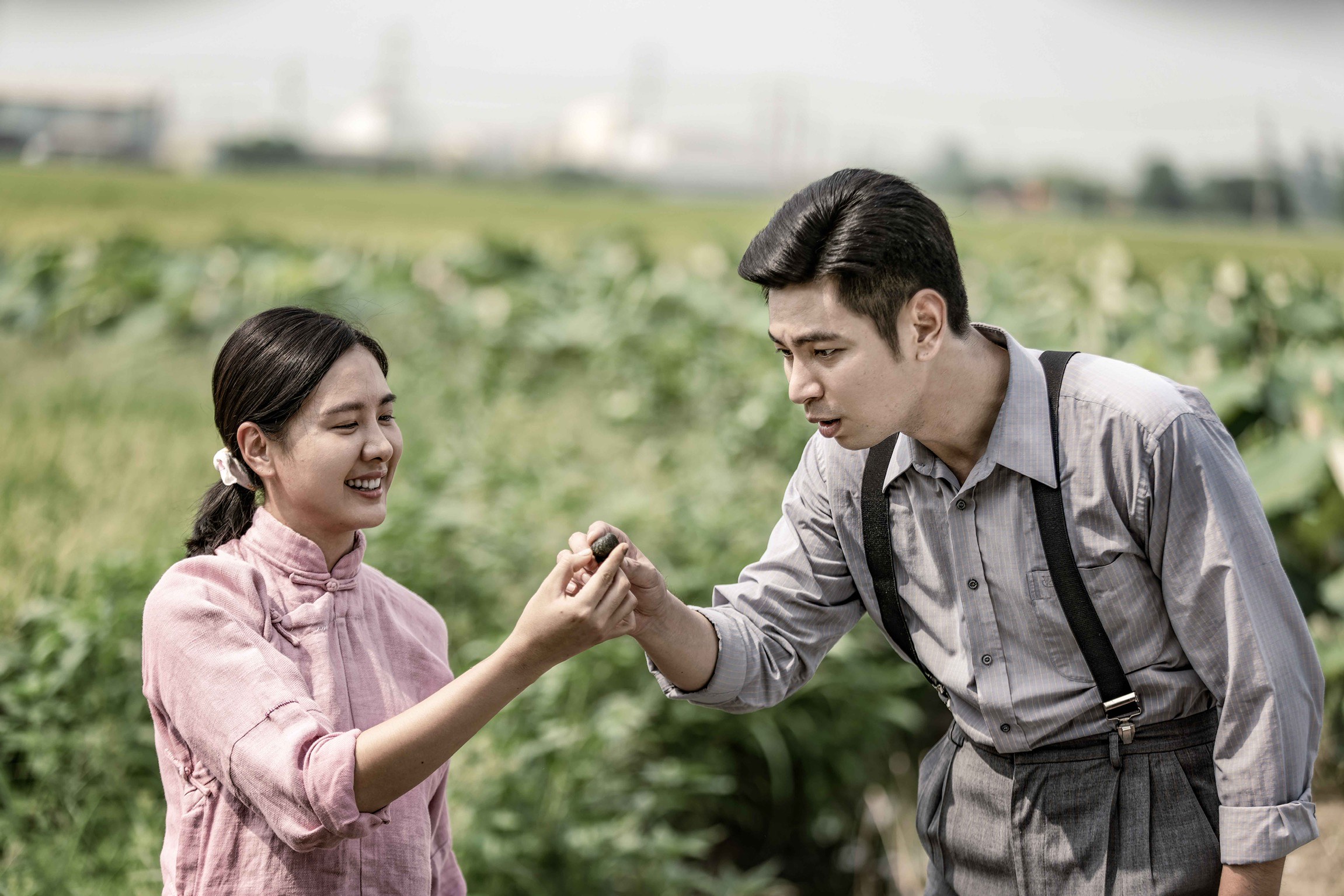 《牛車來去》安心亞（左）劇中為楊子儀借腹生子，兩人漸生情愫。（公視、禾豐製作提供）