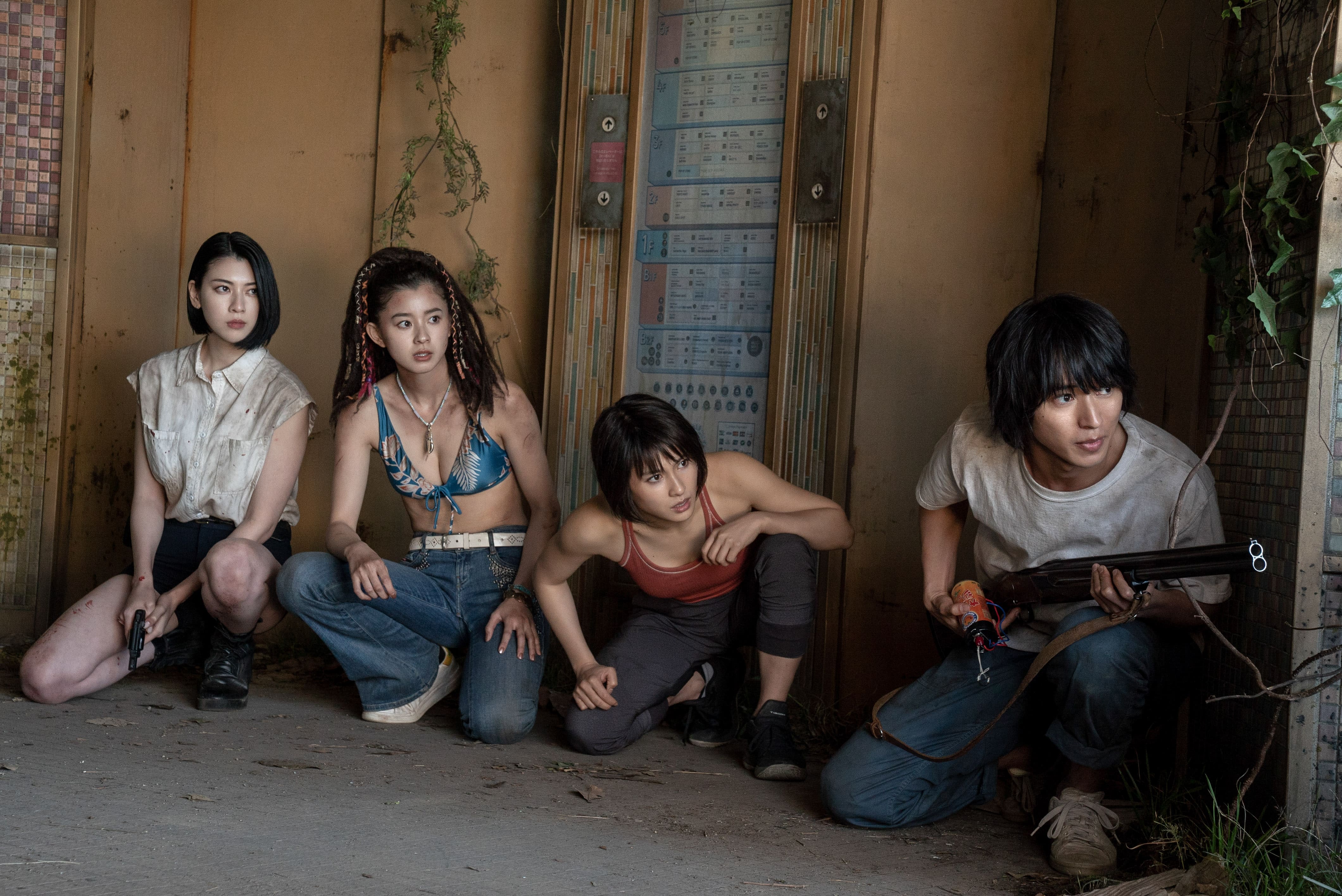 Netflix獨家驚悚生存影集《今際之國的闖關者》第2季掀起收看熱潮，由左至右：三吉彩花、朝比奈彩、土屋太鳳、山崎賢人。（Netflix提供）