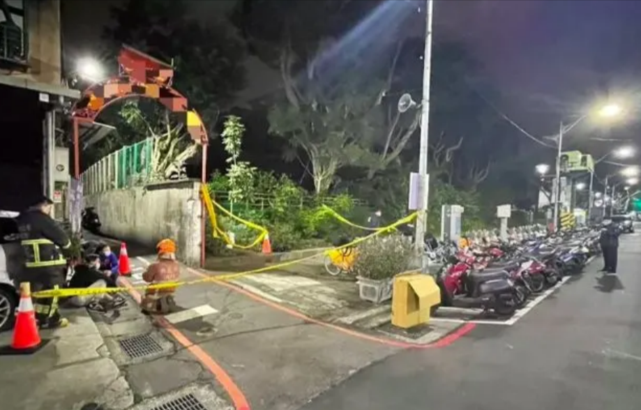 新北市三重區某國小圍牆外側花圃發生火警，待火勢撲滅後驚見一具焦屍。（翻攝畫面）